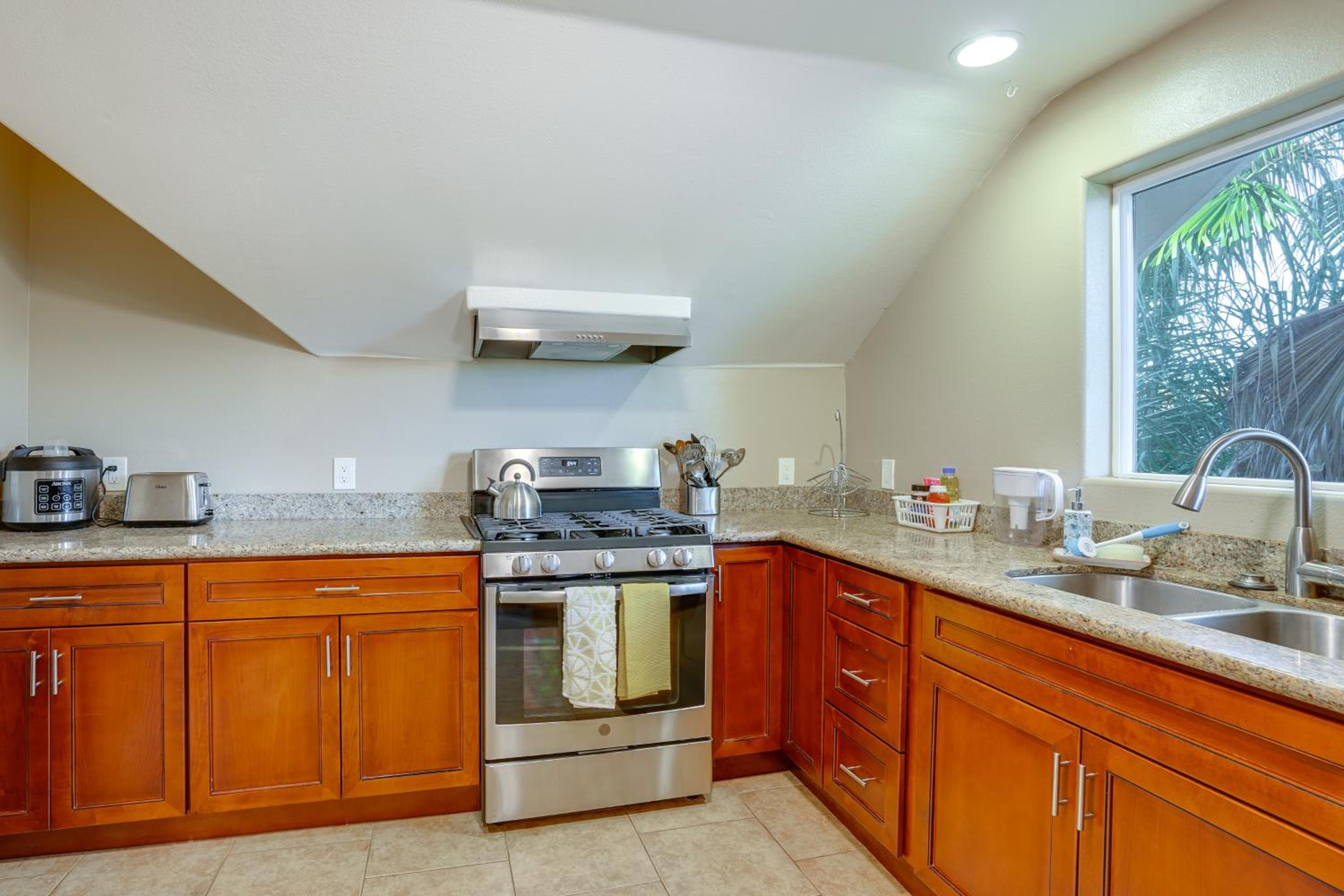 5 Mi to Jack London Square Apt with Shared Yard