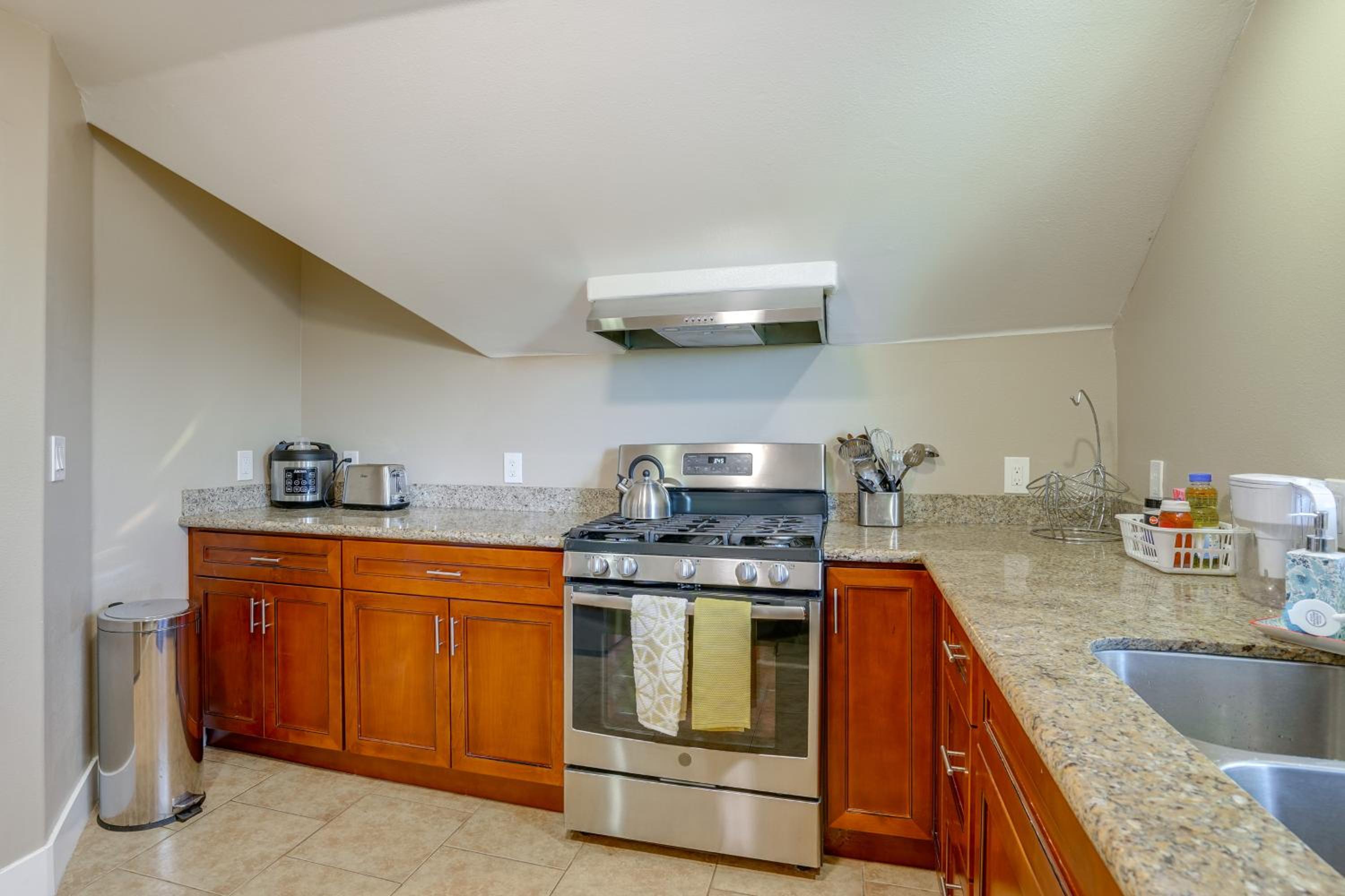 5 Mi to Jack London Square Apt with Shared Yard