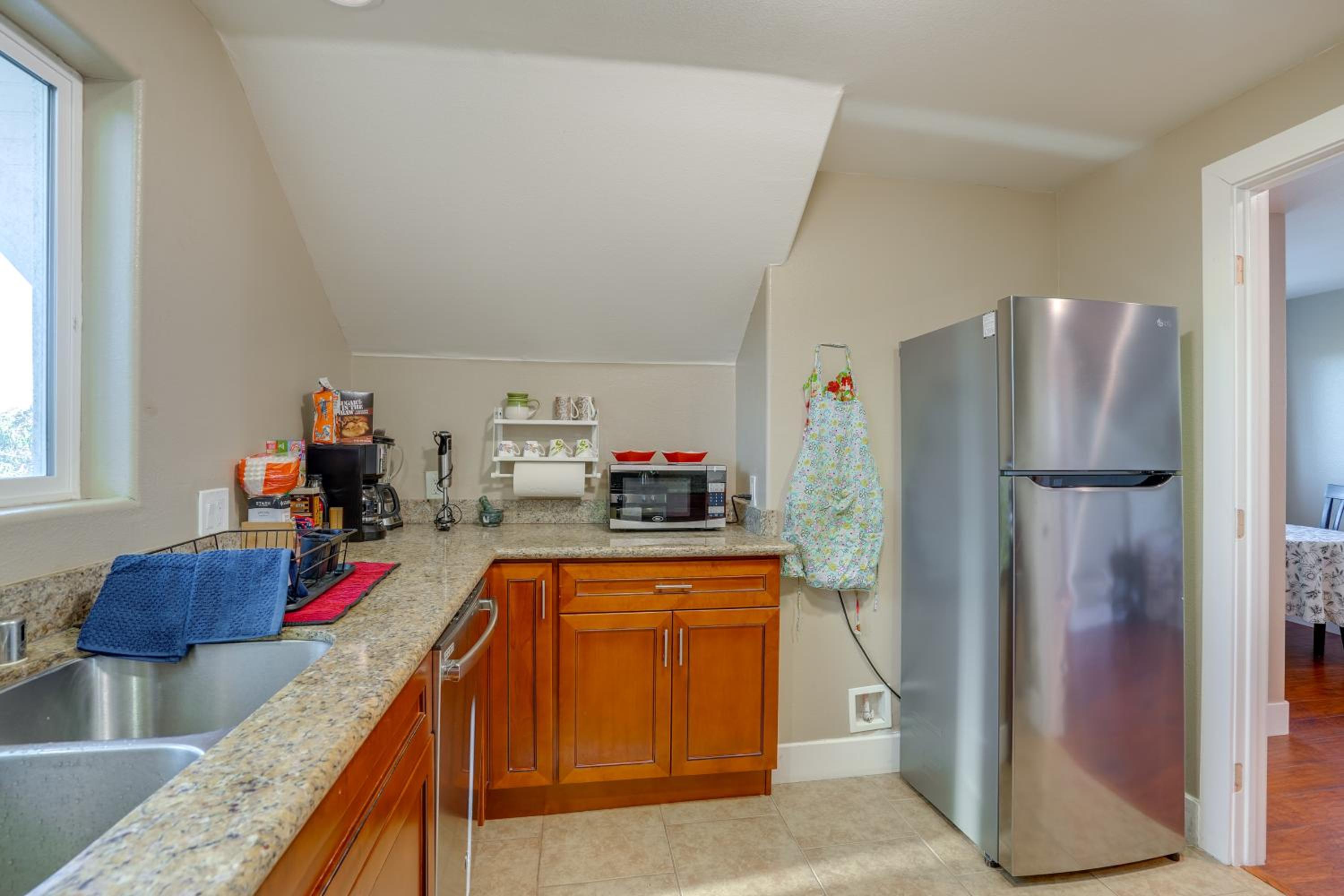5 Mi to Jack London Square Apt with Shared Yard