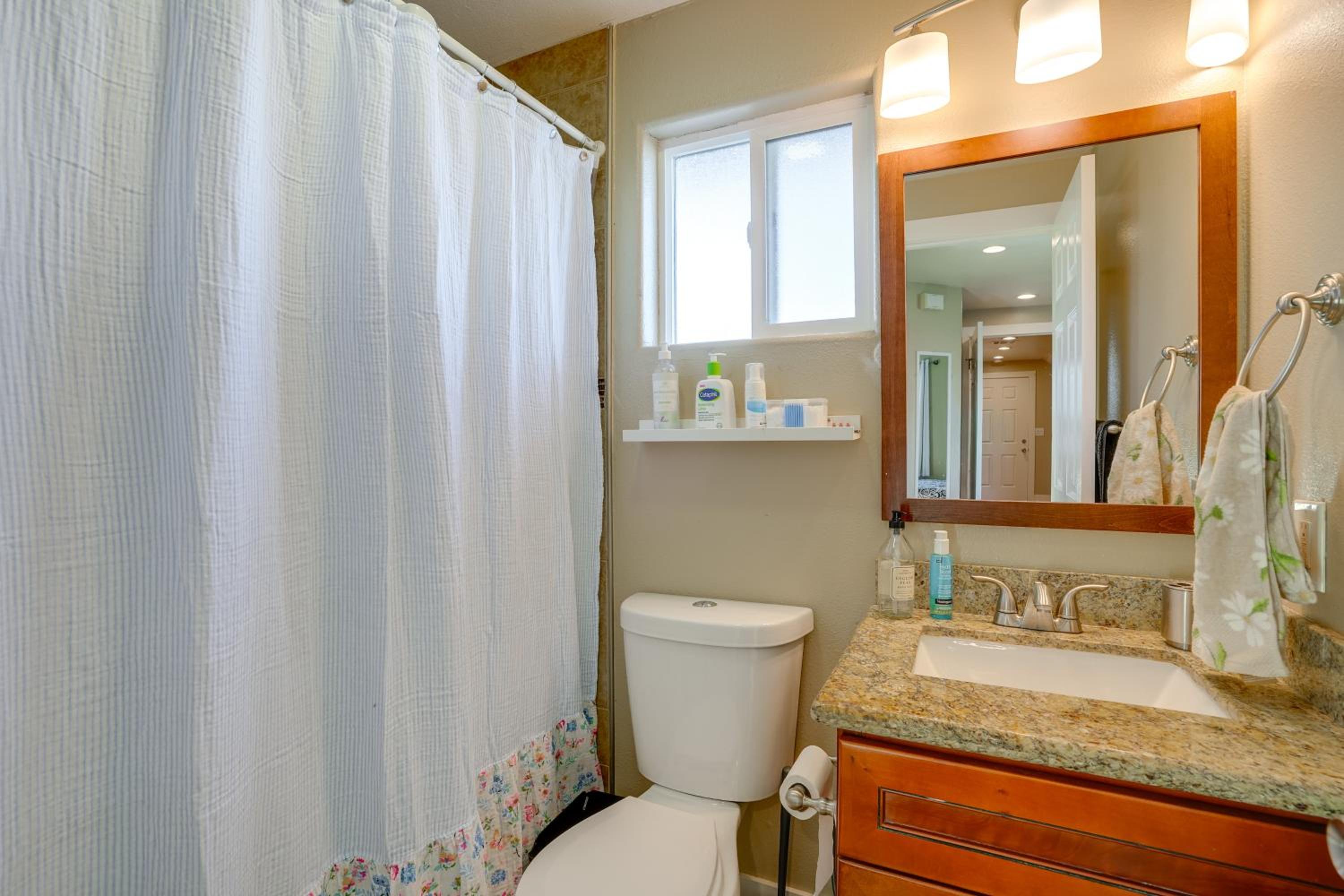 5 Mi to Jack London Square Apt with Shared Yard