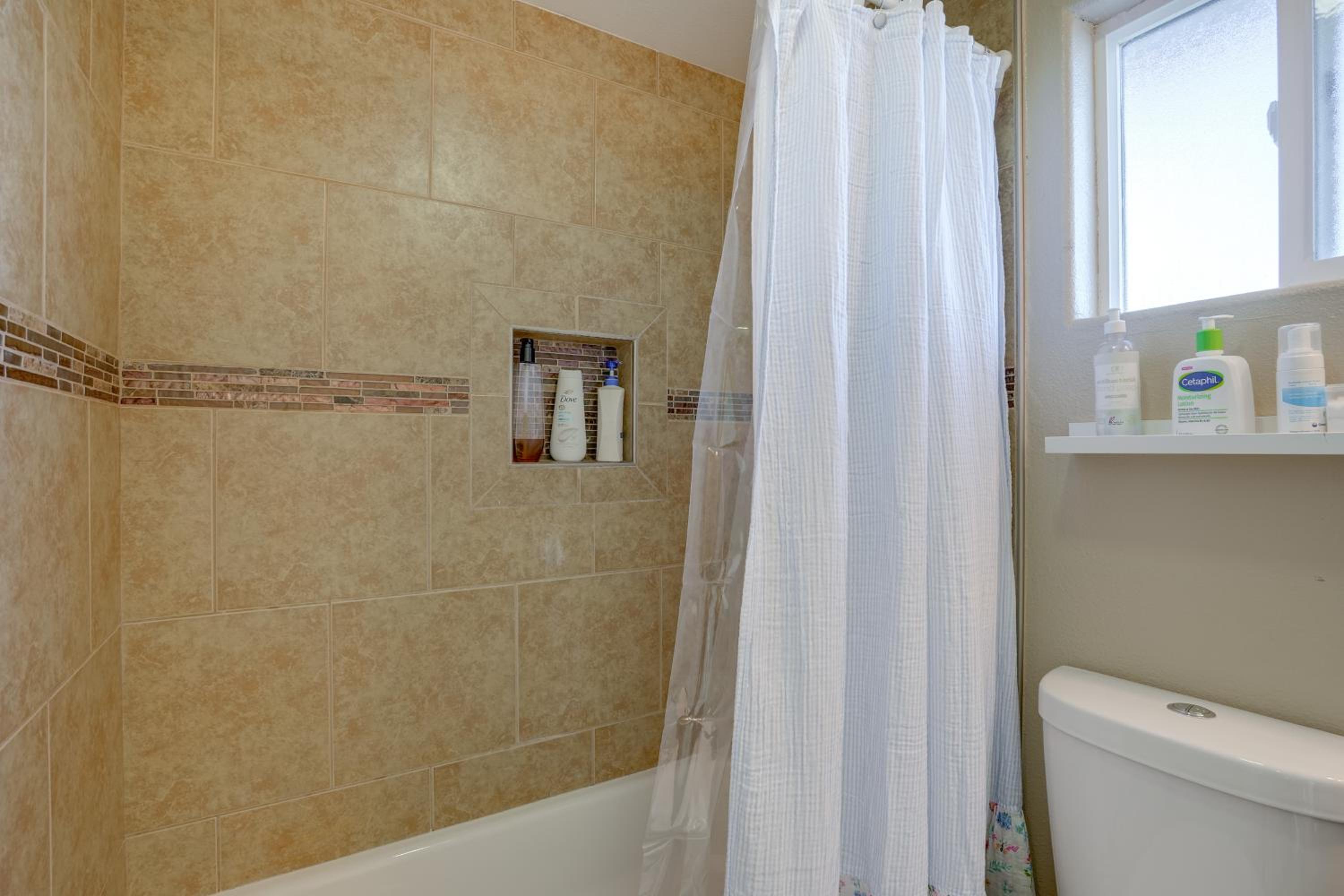 5 Mi to Jack London Square Apt with Shared Yard