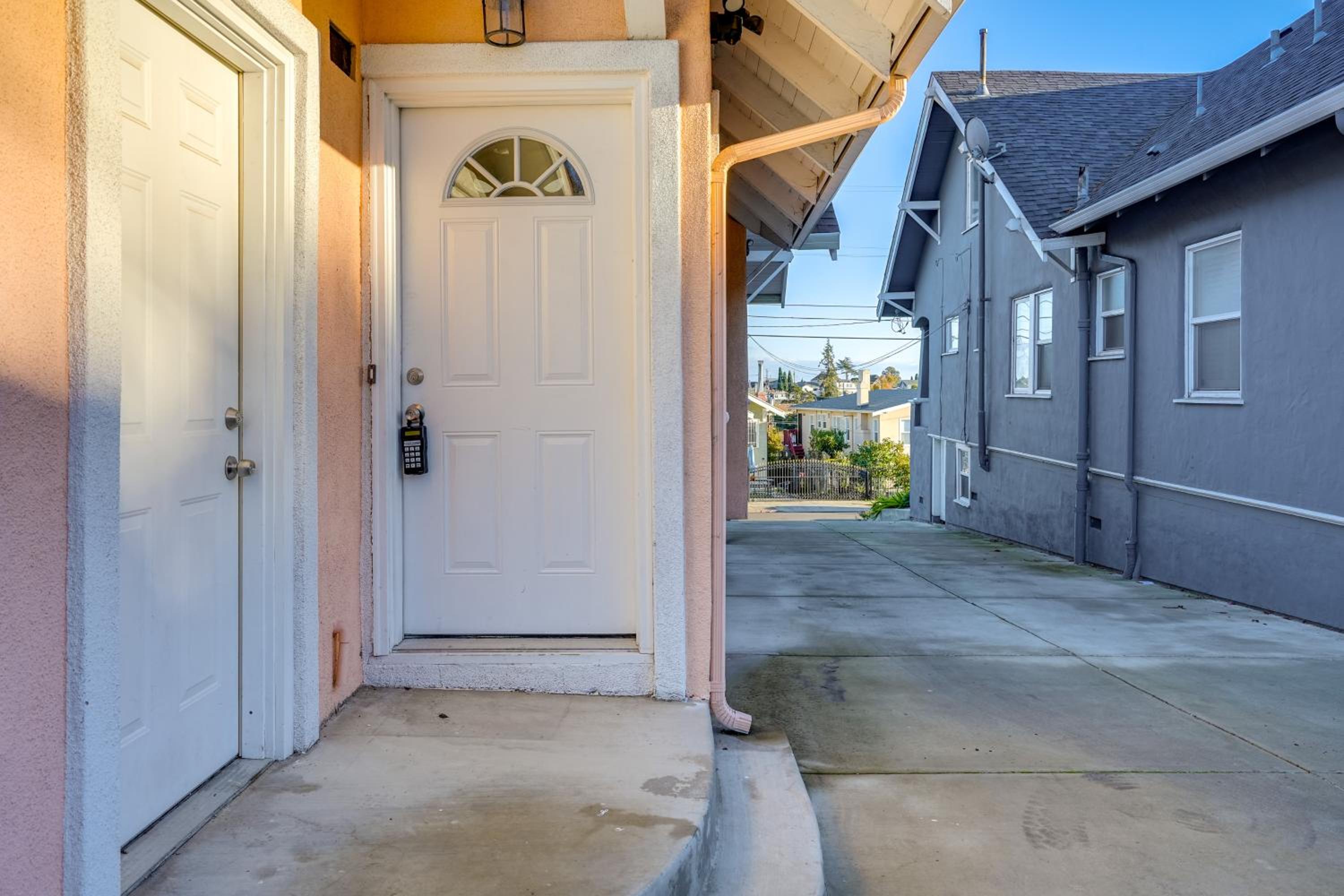 5 Mi to Jack London Square Apt with Shared Yard
