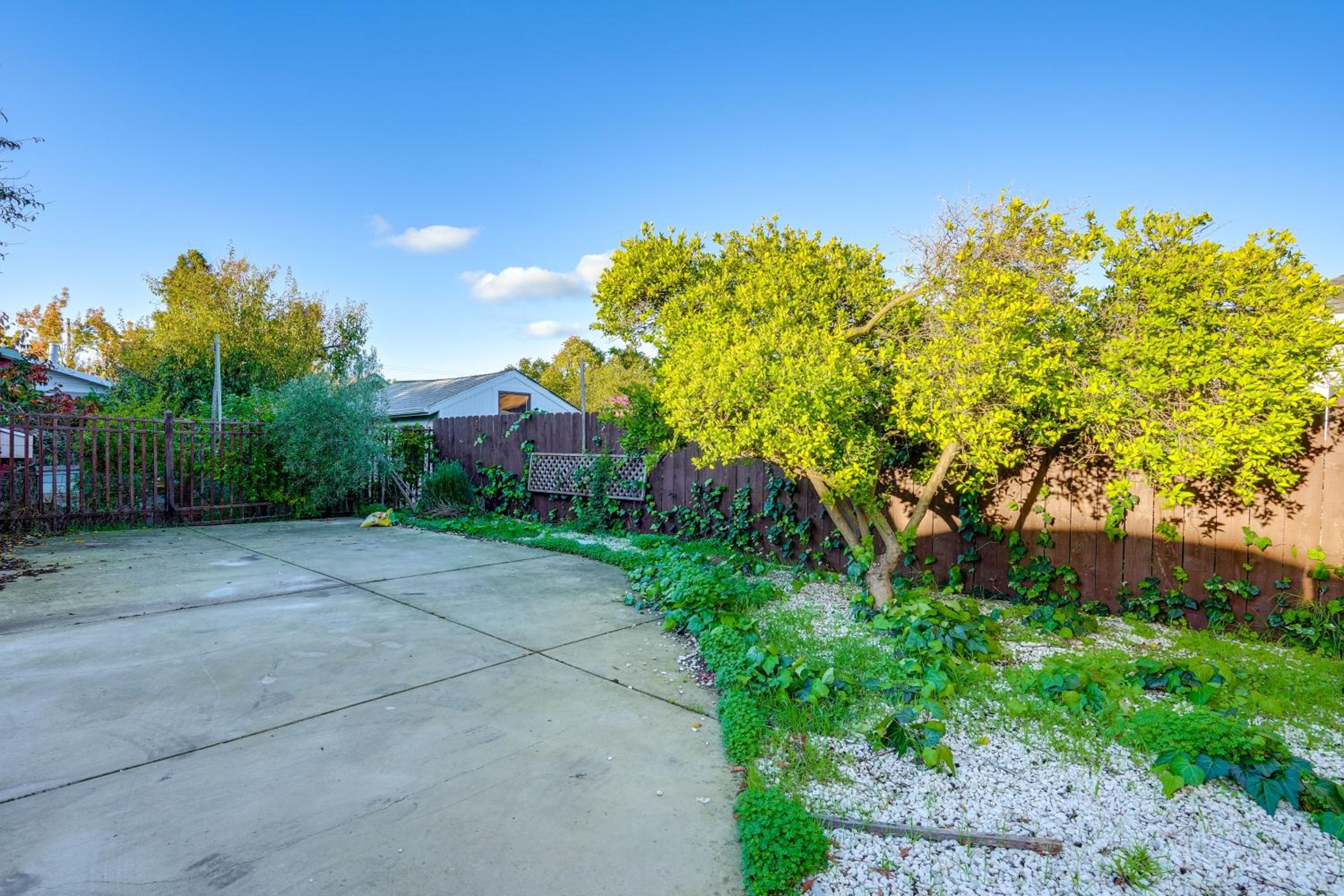 5 Mi to Jack London Square Apt with Shared Yard