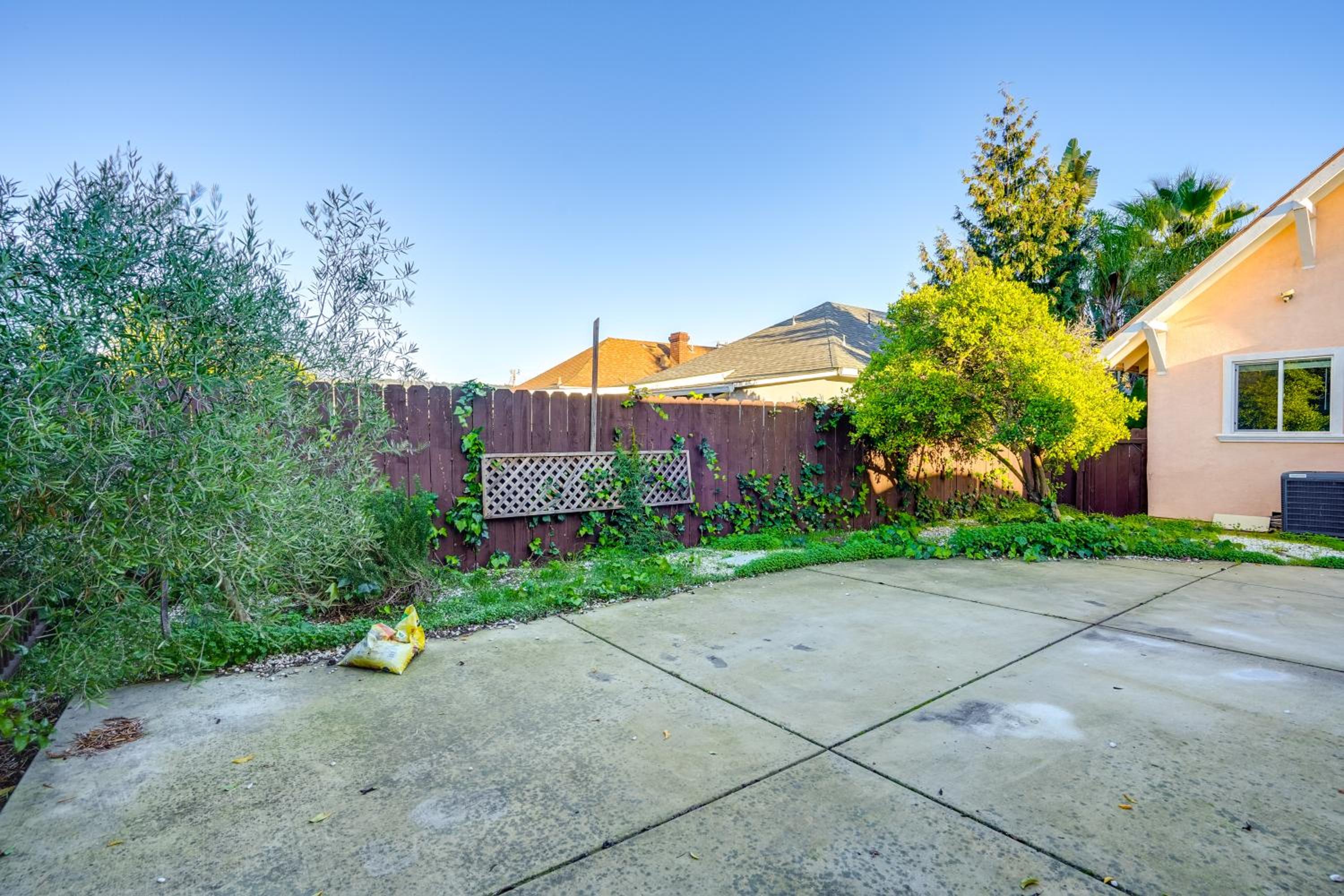5 Mi to Jack London Square Apt with Shared Yard
