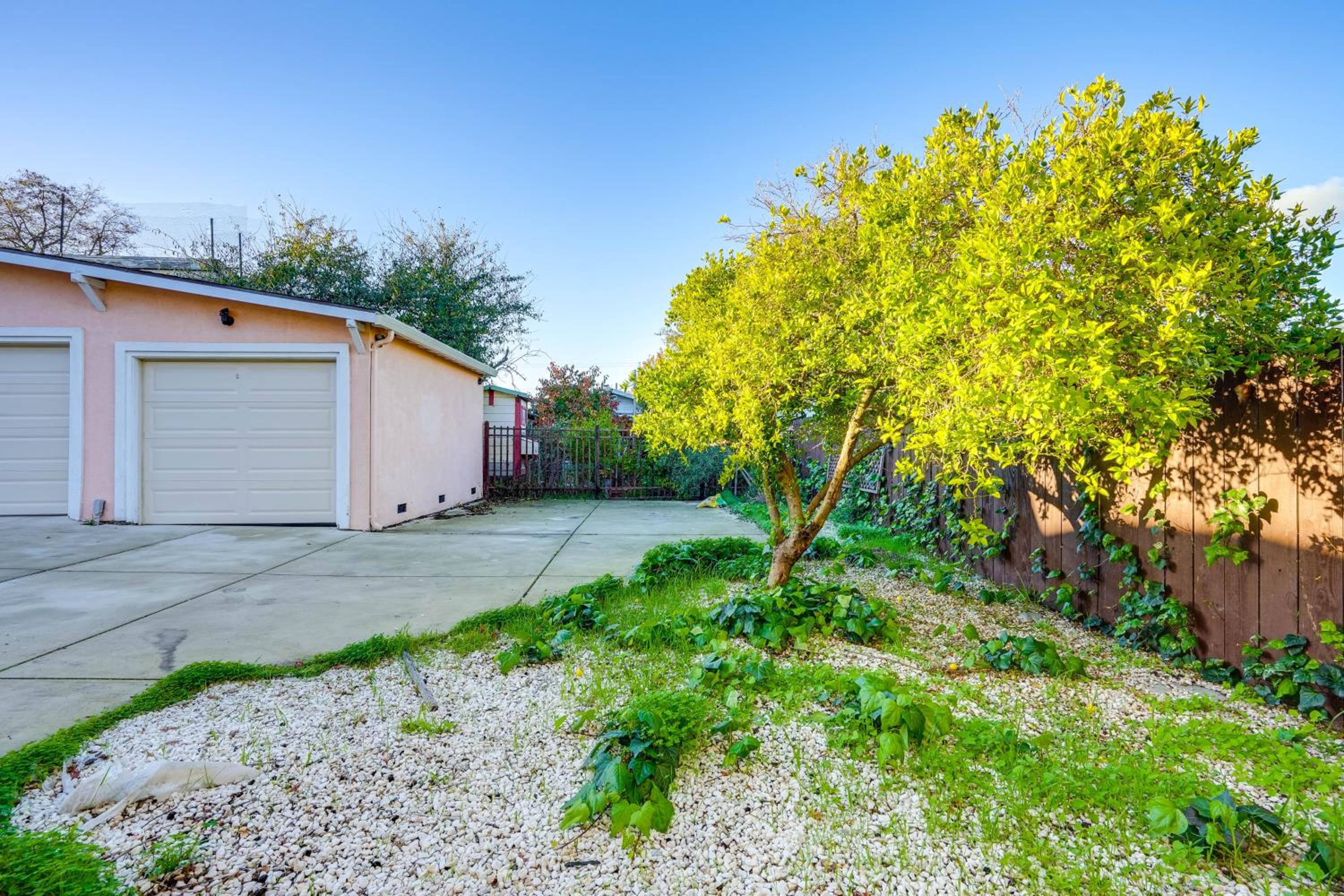 5 Mi to Jack London Square Apt with Shared Yard