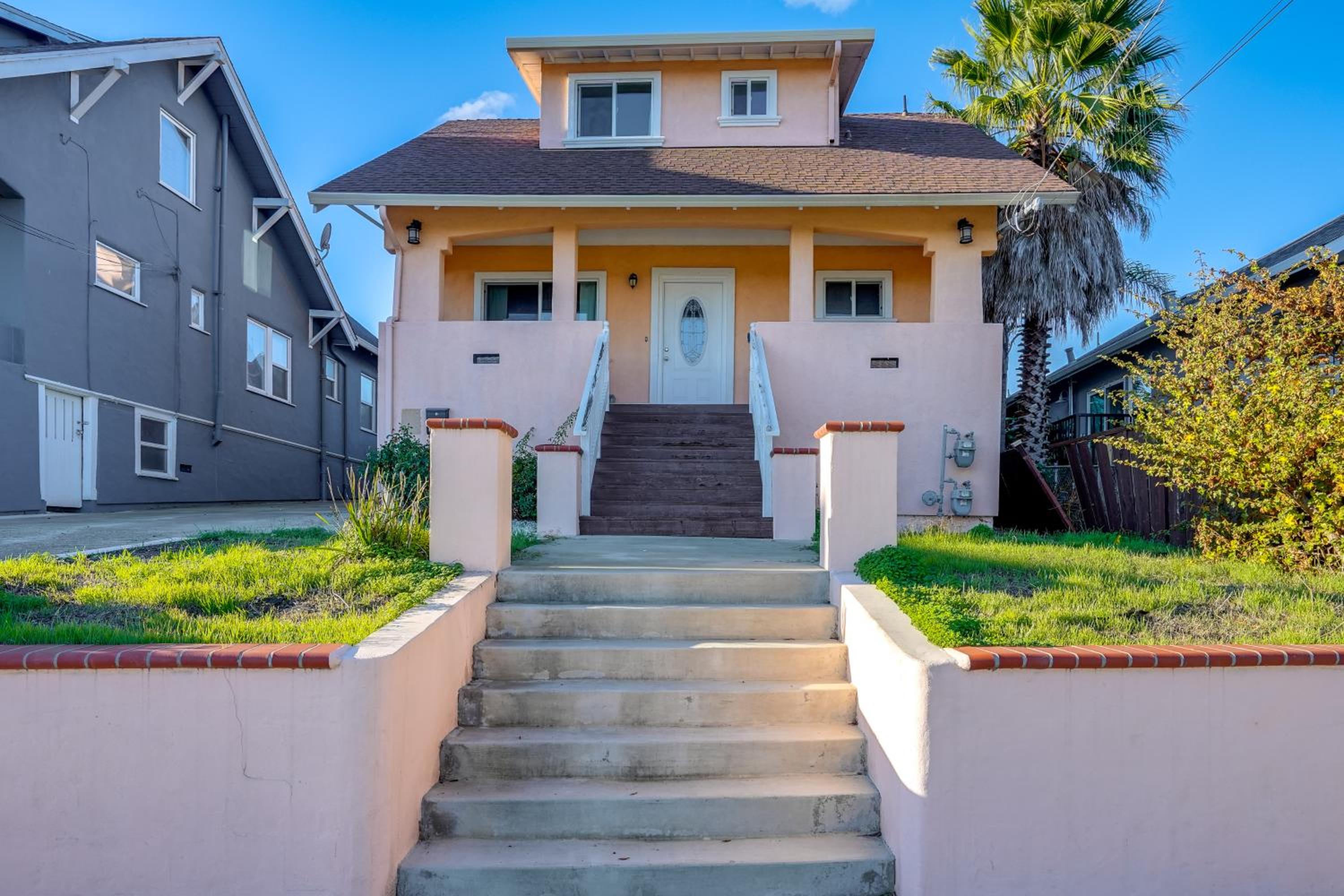 5 Mi to Jack London Square Apt with Shared Yard