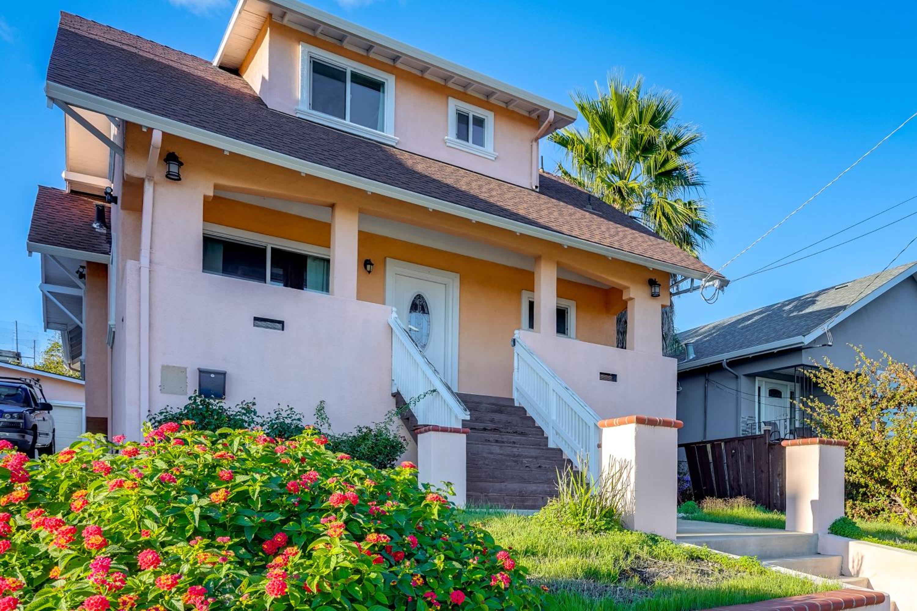 5 Mi to Jack London Square Apt with Shared Yard