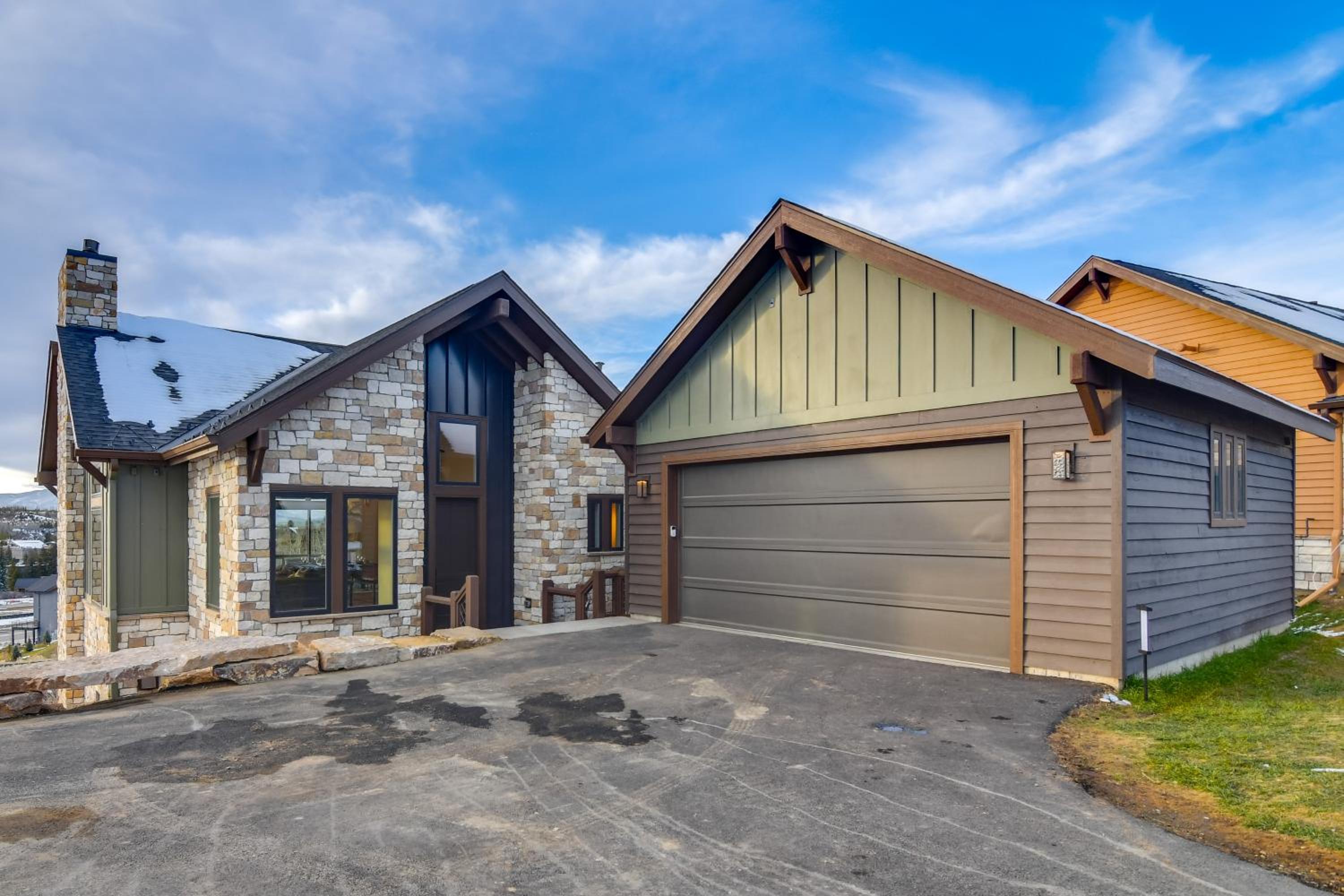 5 Mi to Winter Park Resort! Luxe Home with Hot Tub
