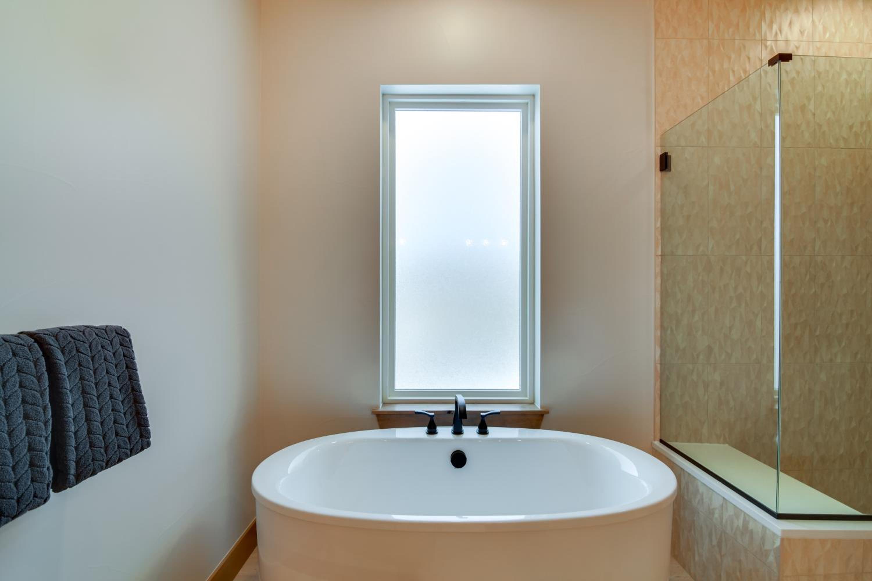 5 Mi to Winter Park Resort! Luxe Home with Hot Tub