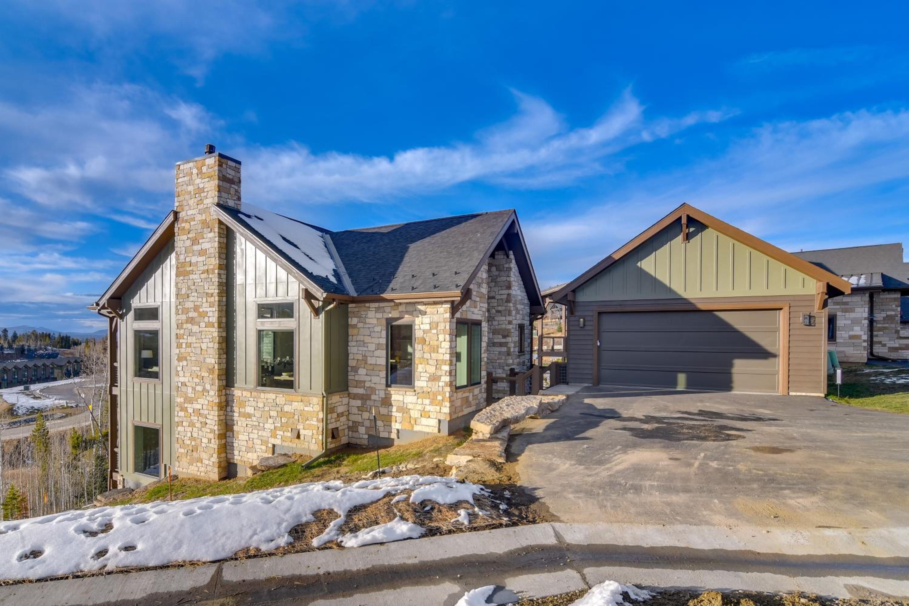 5 Mi to Winter Park Resort! Luxe Home with Hot Tub