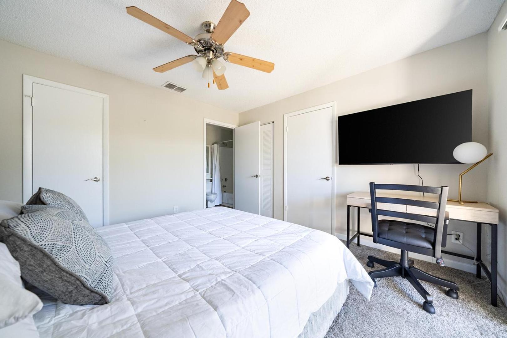 Landing Amazing 1BD Gym Tennis Court