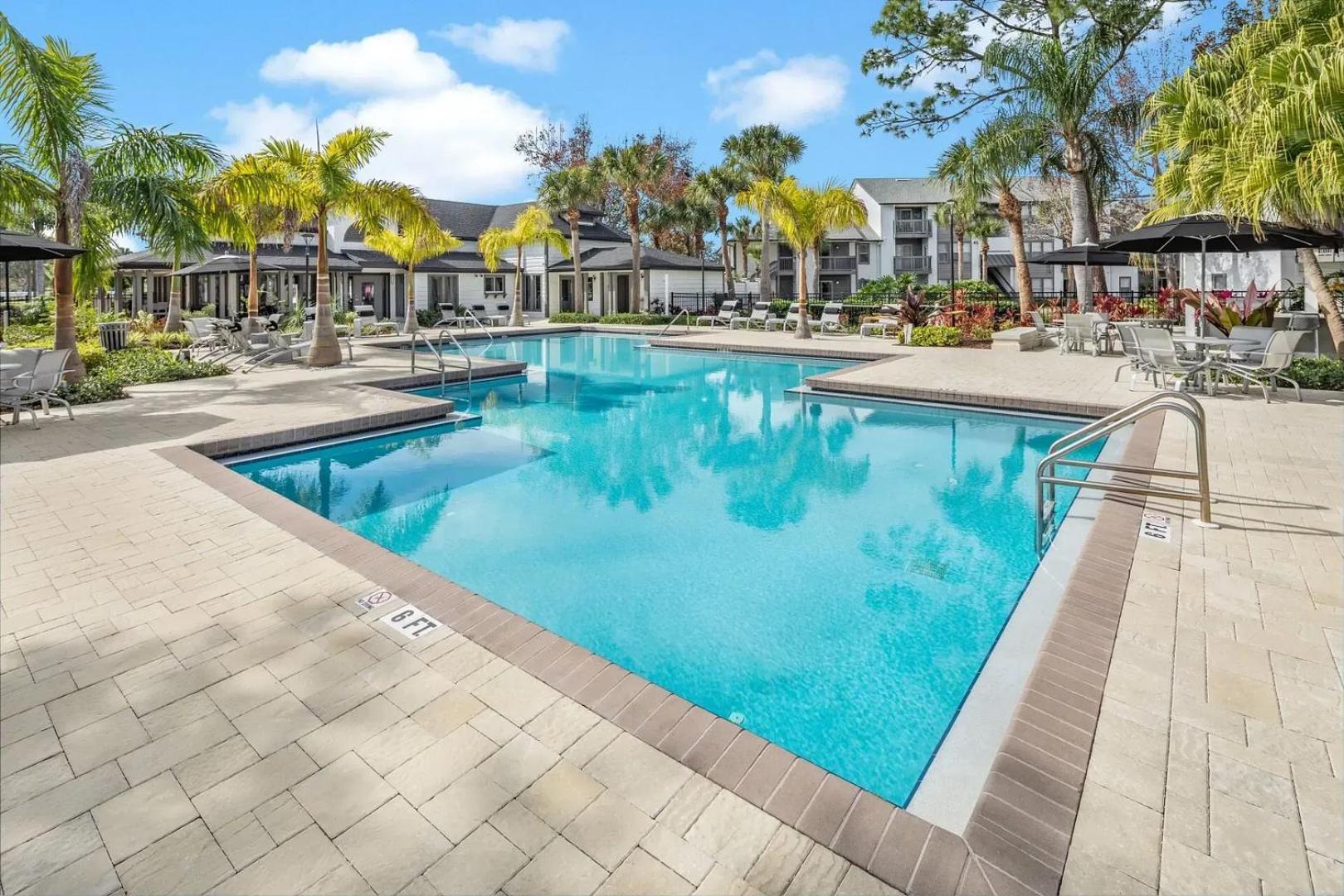 Landing Amazing 1BD Gym Tennis Court
