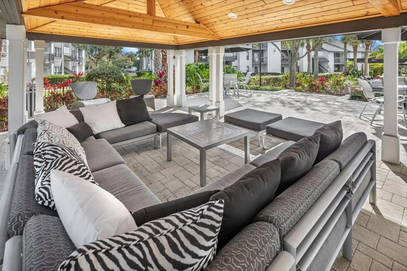 Landing Amazing 1BD Gym Tennis Court