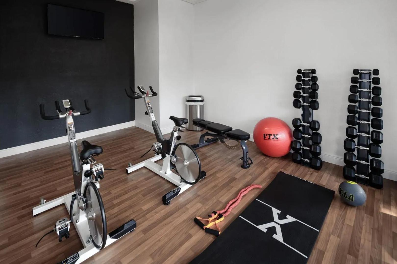 Landing Amazing 1BD Gym Tennis Court
