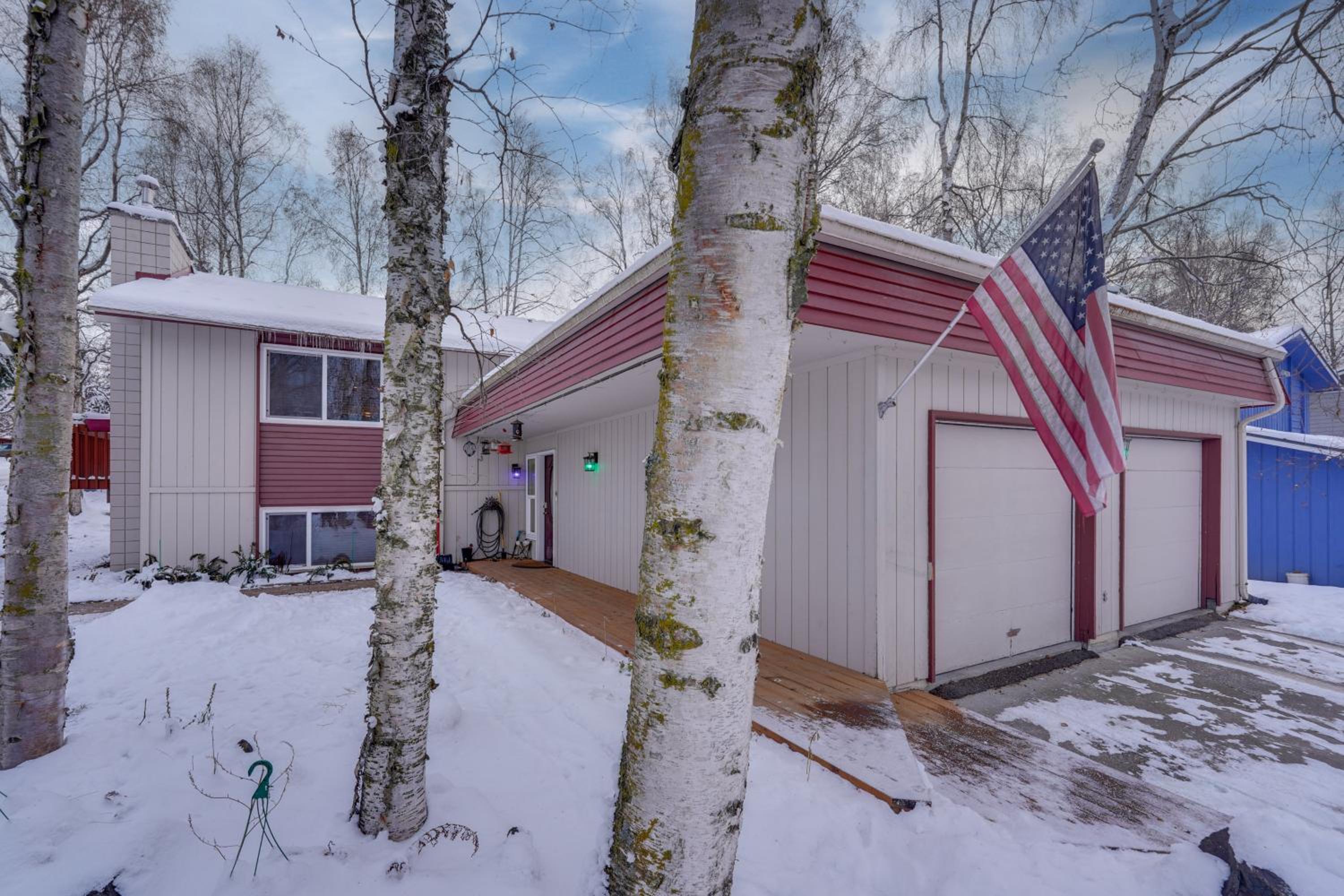 Heart of Anchorage! Home Near Shops and Eats