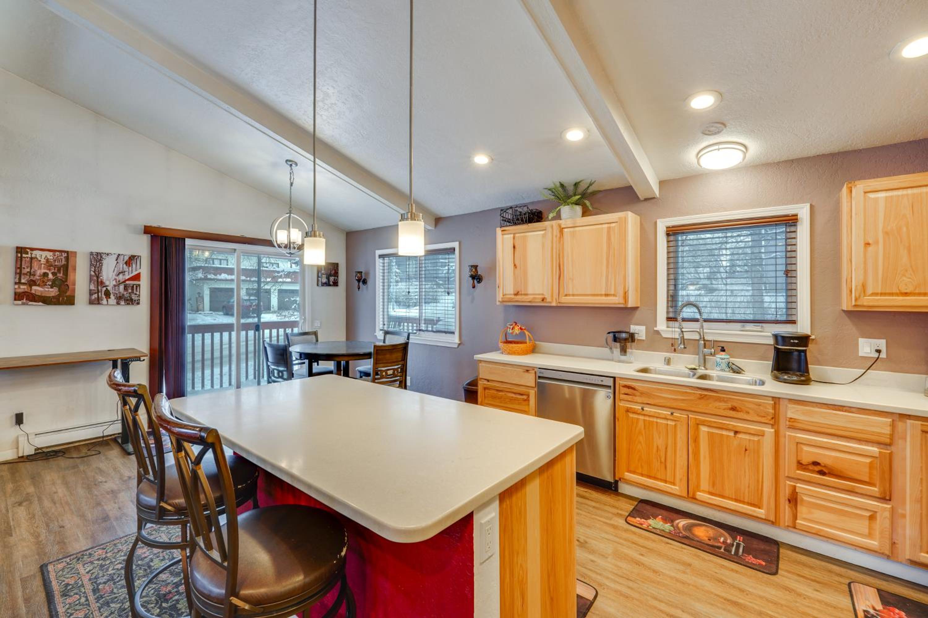 Heart of Anchorage! Home Near Shops and Eats