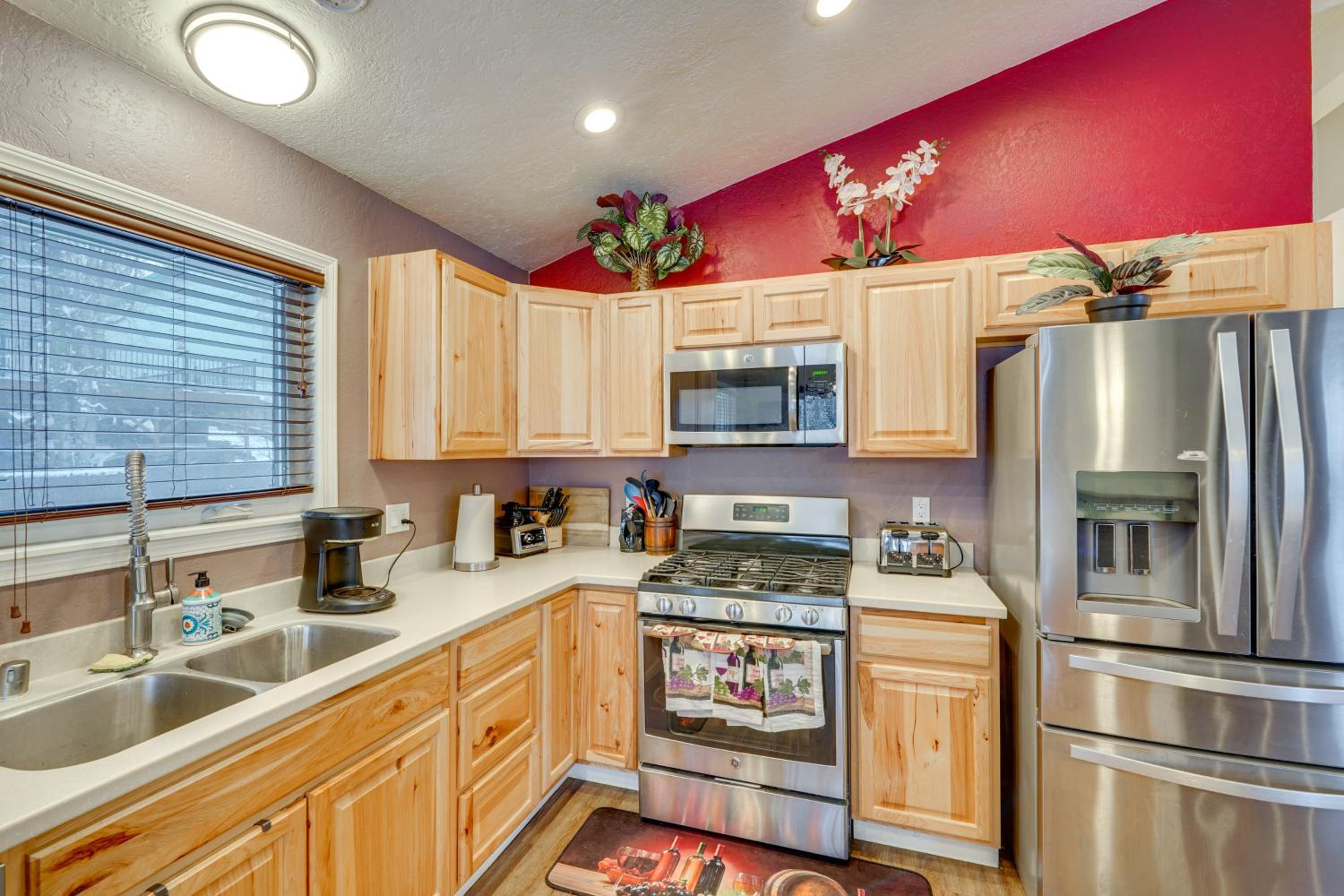 Heart of Anchorage! Home Near Shops and Eats