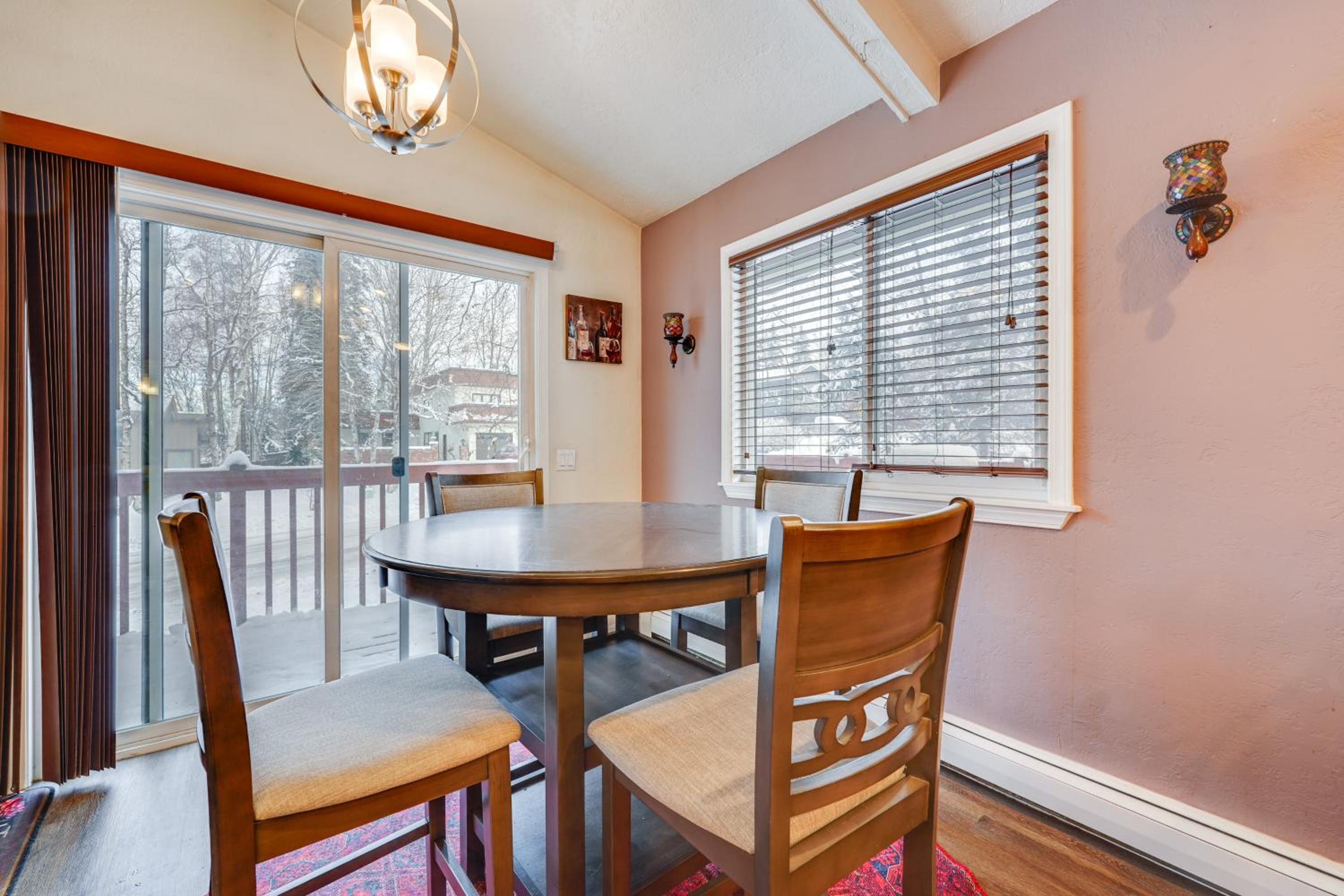 Heart of Anchorage! Home Near Shops and Eats