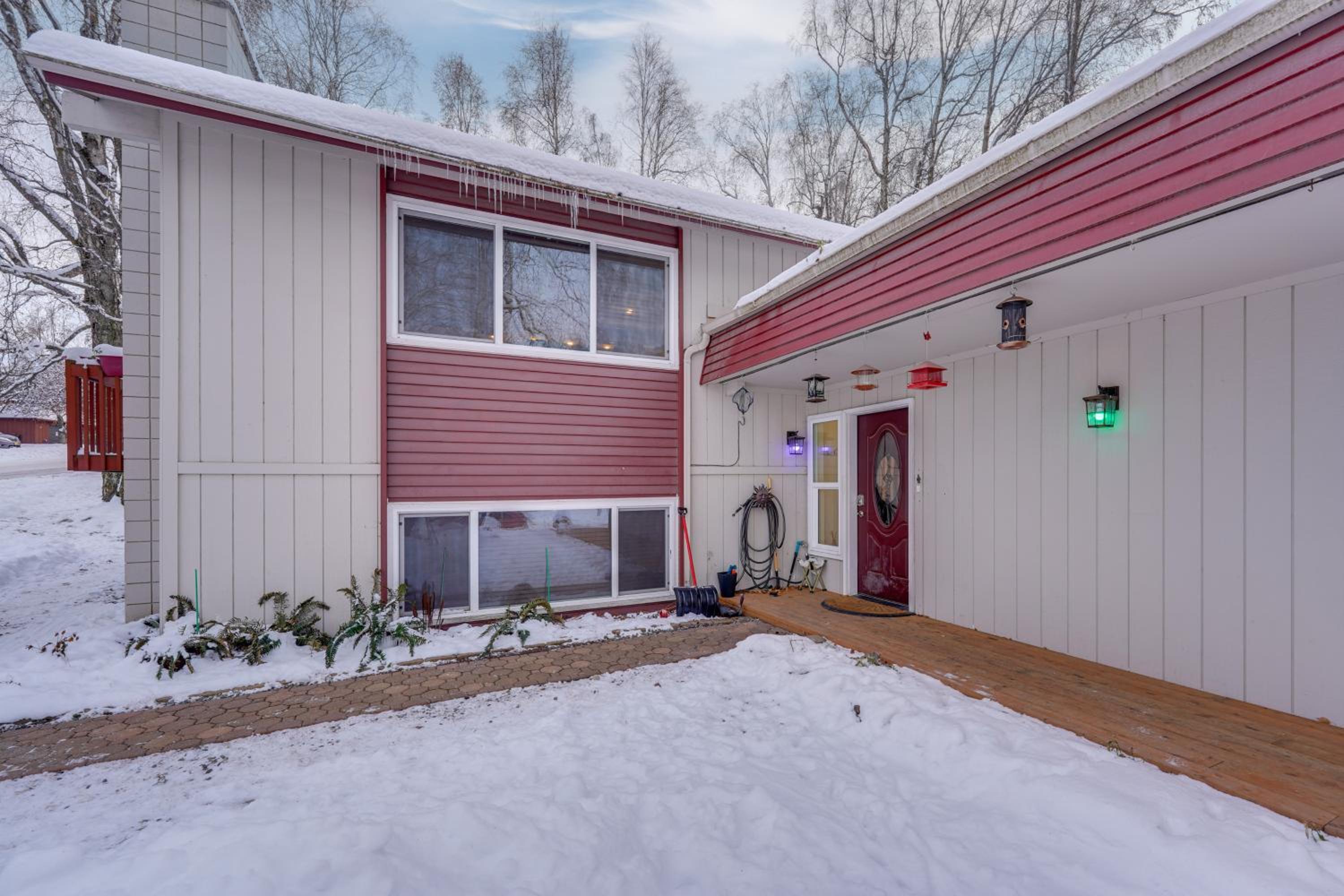 Heart of Anchorage! Home Near Shops and Eats