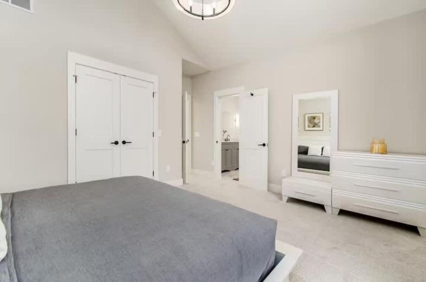 Jungle House Luxury Homes - Columbus Downtown Short North - Near Convention Center & Nationwide Arena - Sleeps up to 16 - Free Parking - Over 5,800 Five St