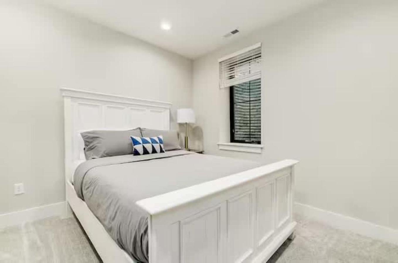 Jungle House Luxury Homes - Columbus Downtown Short North - Near Convention Center & Nationwide Arena - Sleeps up to 16 - Free Parking - Over 5,800 Five St