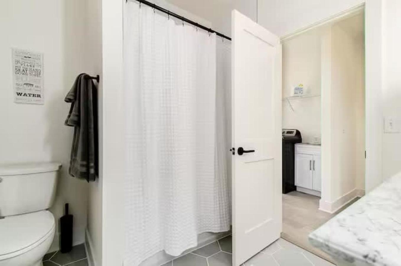 Jungle House Luxury Homes - Columbus Downtown Short North - Near Convention Center & Nationwide Arena - Sleeps up to 16 - Free Parking - Over 5,800 Five St