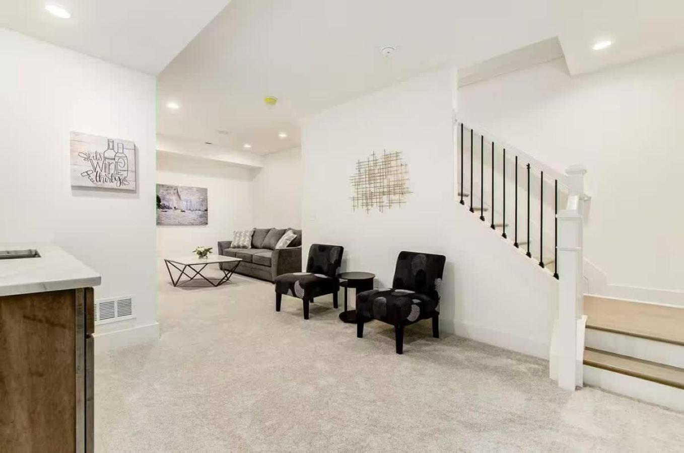 Jungle House Luxury Homes - Columbus Downtown Short North - Near Convention Center & Nationwide Arena - Sleeps up to 16 - Free Parking - Over 5,800 Five St