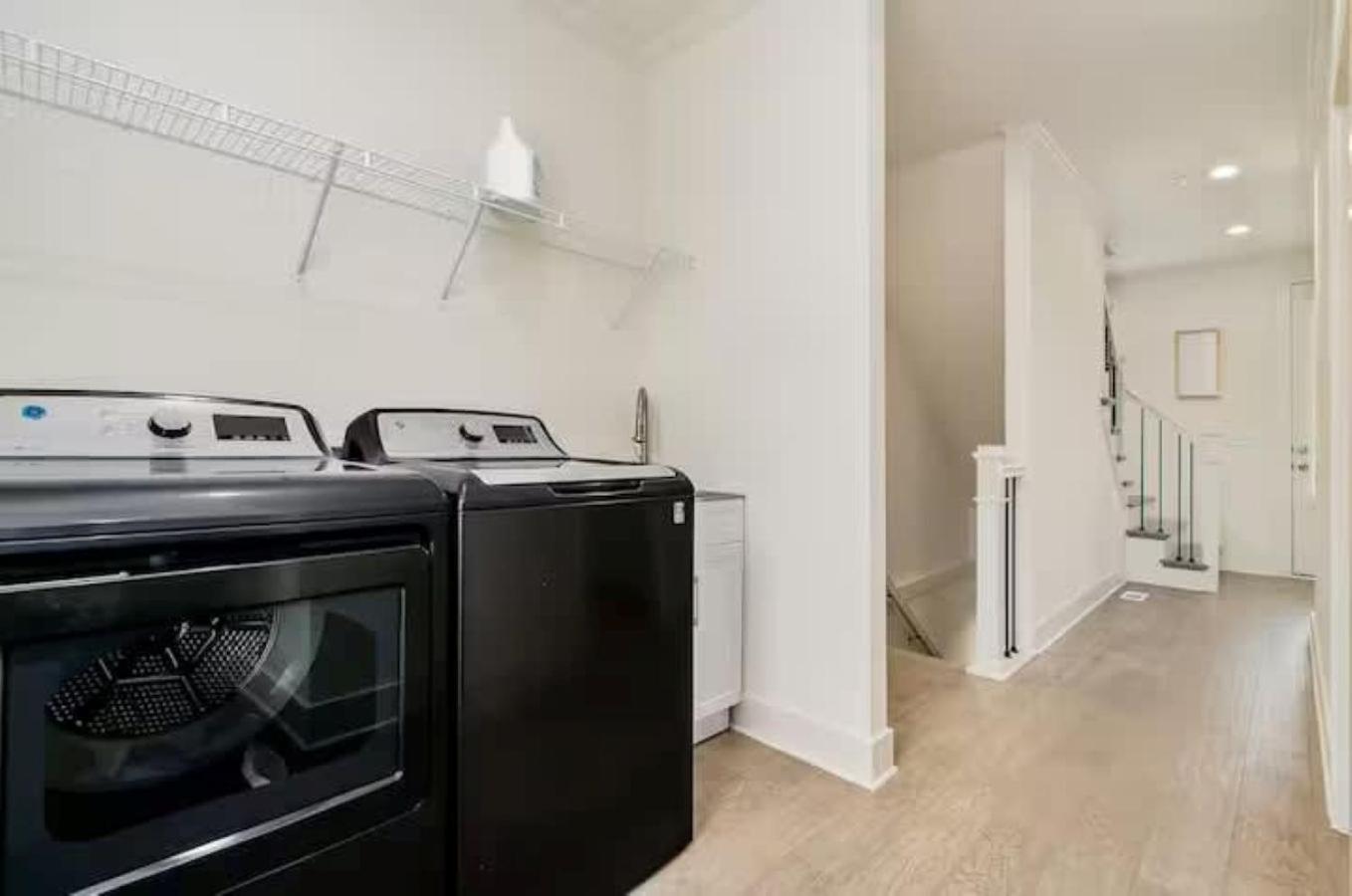 Jungle House Luxury Homes - Columbus Downtown Short North - Near Convention Center & Nationwide Arena - Sleeps up to 16 - Free Parking - Over 5,800 Five St