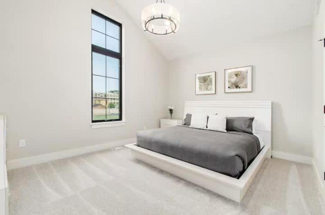 Jungle House Luxury Homes - Columbus Downtown Short North - Near Convention Center & Nationwide Arena - Sleeps up to 16 - Free Parking - Over 5,800 Five St
