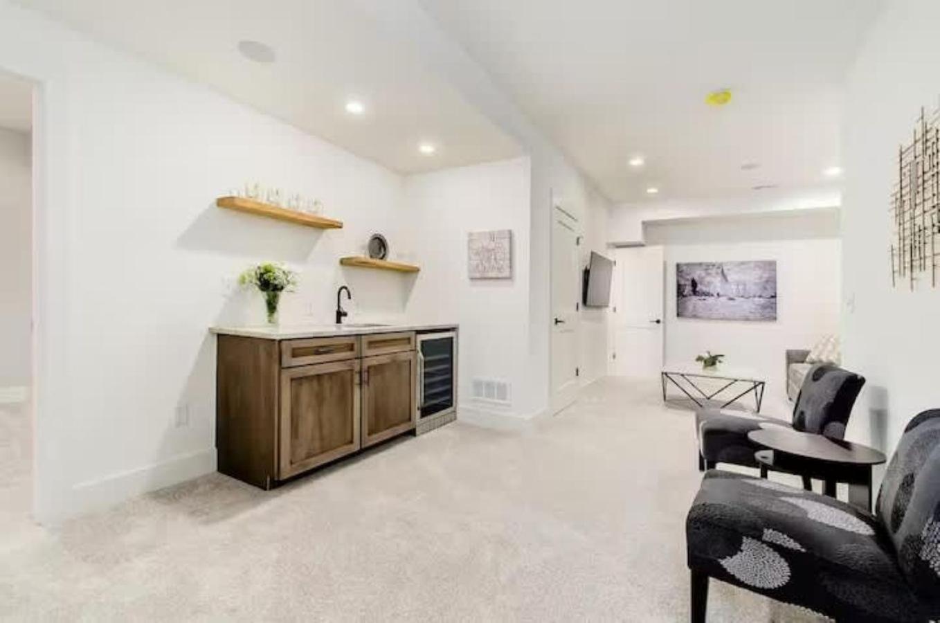 Jungle House Luxury Homes - Columbus Downtown Short North - Near Convention Center & Nationwide Arena - Sleeps up to 16 - Free Parking - Over 5,800 Five St