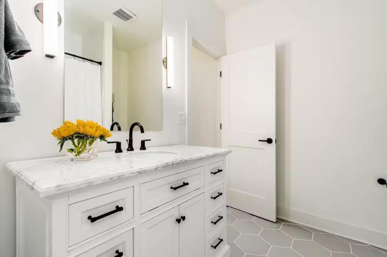 Jungle House Luxury Homes - Columbus Downtown Short North - Near Convention Center & Nationwide Arena - Sleeps up to 16 - Free Parking - Over 5,800 Five St