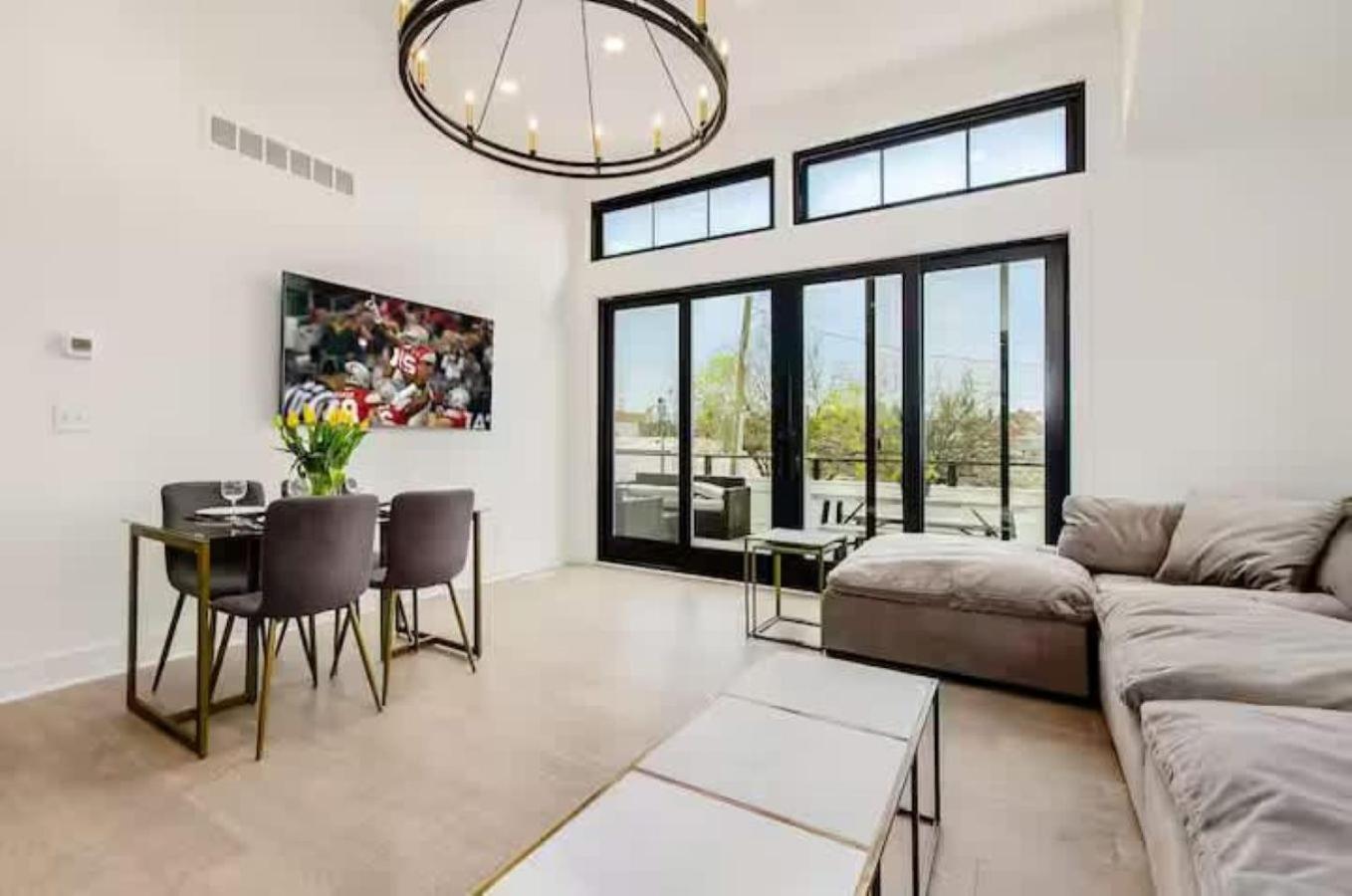 Jungle House Luxury Homes - Columbus Downtown Short North - Near Convention Center & Nationwide Arena - Sleeps up to 16 - Free Parking - Over 5,800 Five St