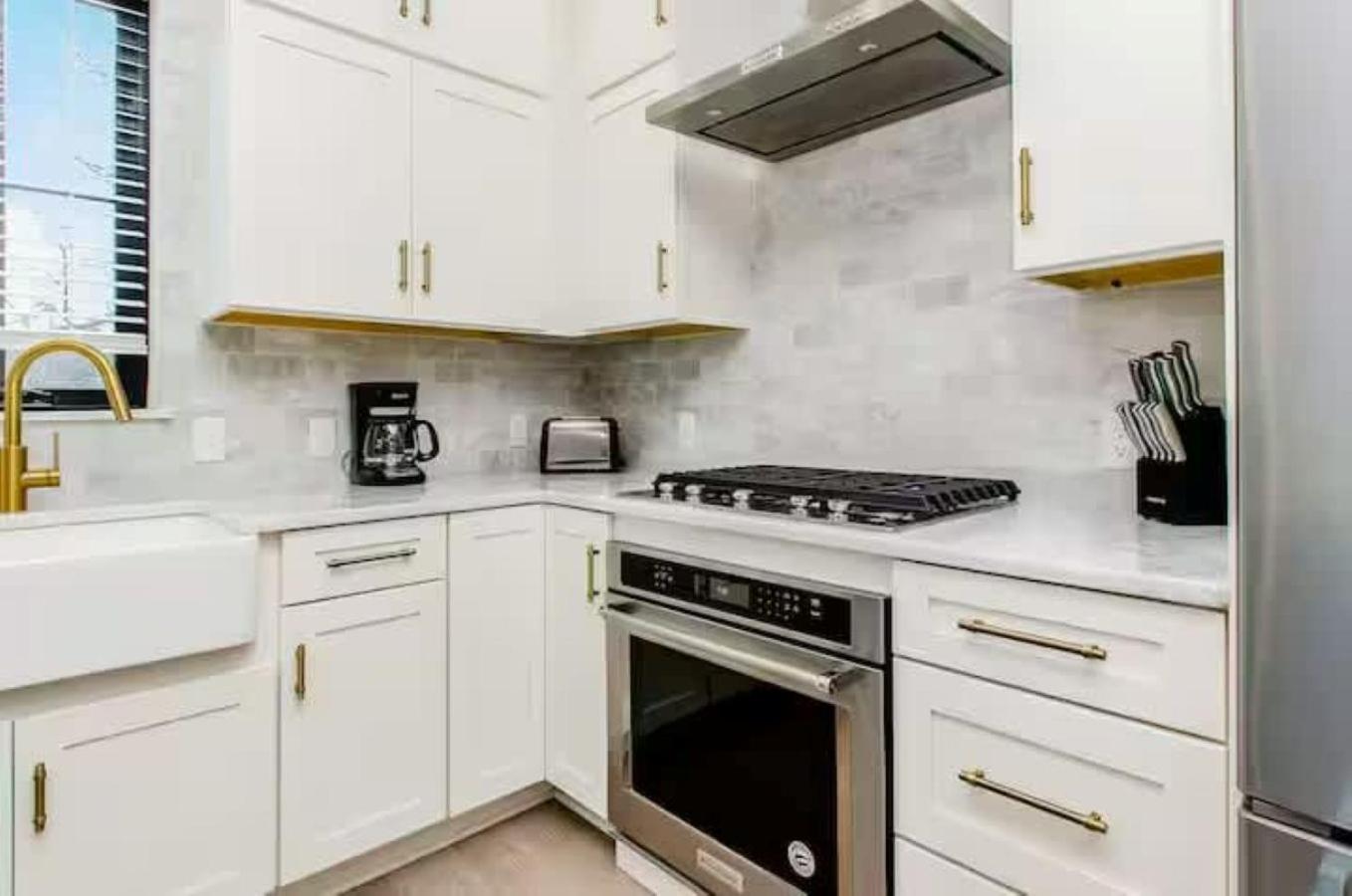 Jungle House Luxury Homes - Columbus Downtown Short North - Near Convention Center & Nationwide Arena - Sleeps up to 16 - Free Parking - Over 5,800 Five St
