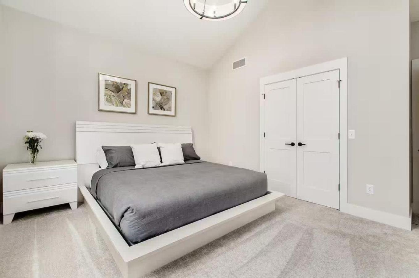 Jungle House Luxury Homes - Columbus Downtown Short North - Near Convention Center & Nationwide Arena - Sleeps up to 16 - Free Parking - Over 5,800 Five St