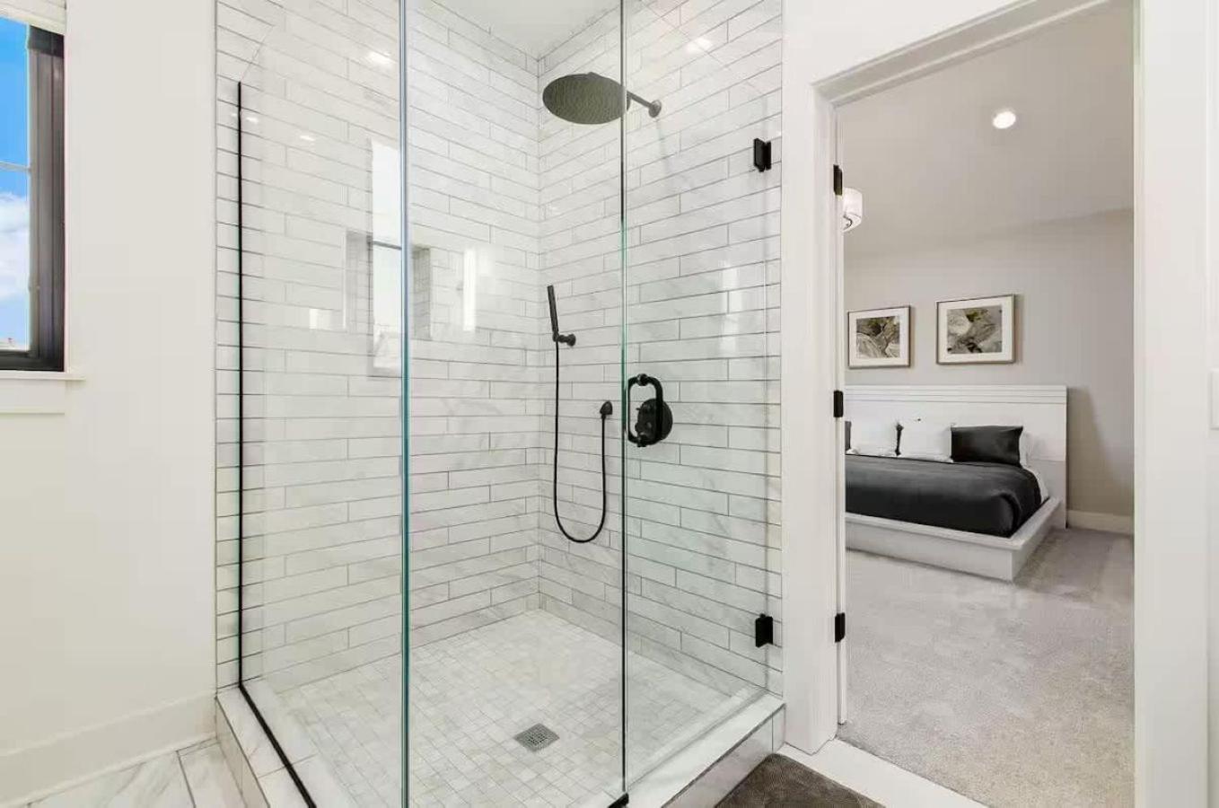 Jungle House Luxury Homes - Columbus Downtown Short North - Near Convention Center & Nationwide Arena - Sleeps up to 16 - Free Parking - Over 5,800 Five St
