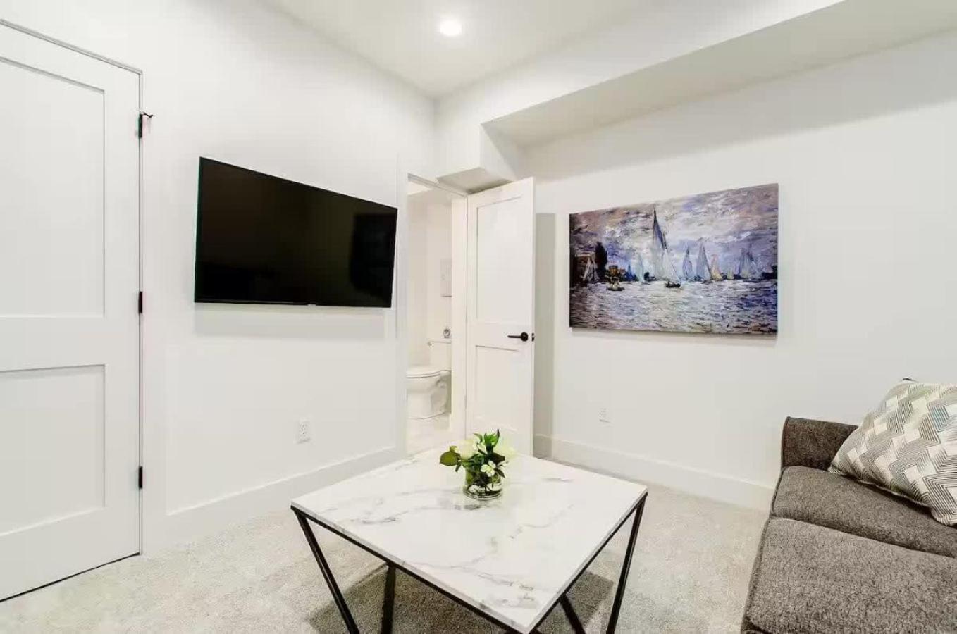 Jungle House Luxury Homes - Columbus Downtown Short North - Near Convention Center & Nationwide Arena - Sleeps up to 16 - Free Parking - Over 5,800 Five St