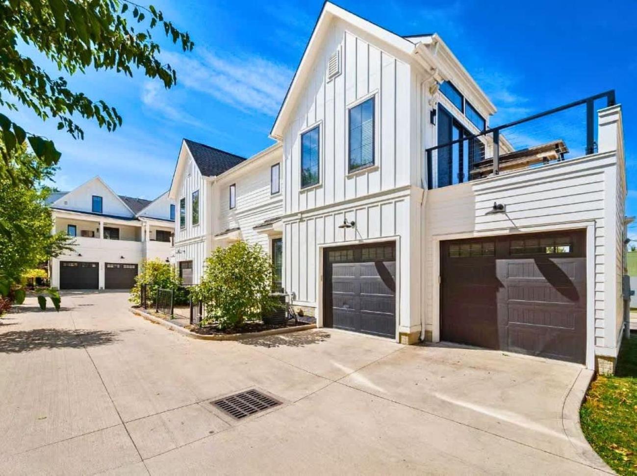 Jungle House Luxury Homes - Columbus Downtown Short North - Near Convention Center & Nationwide Arena - Sleeps up to 16 - Free Parking - Over 5,800 Five St