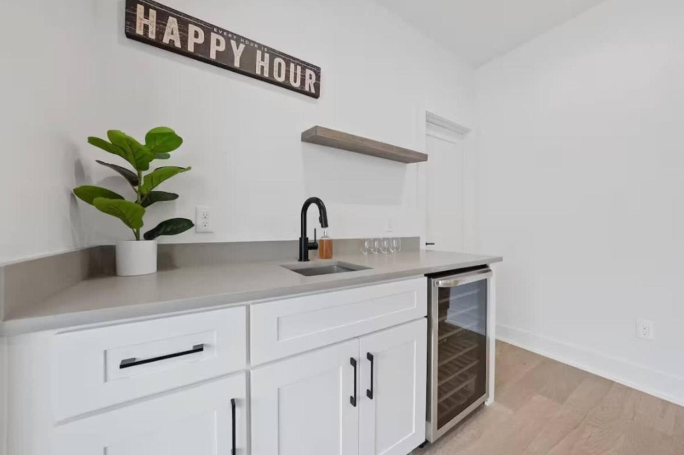 Jungle House Luxury Homes - Columbus Downtown Short North - Near Convention Center & Nationwide Arena - Sleeps up to 15 - Free Parking - Over 5,800 Five St