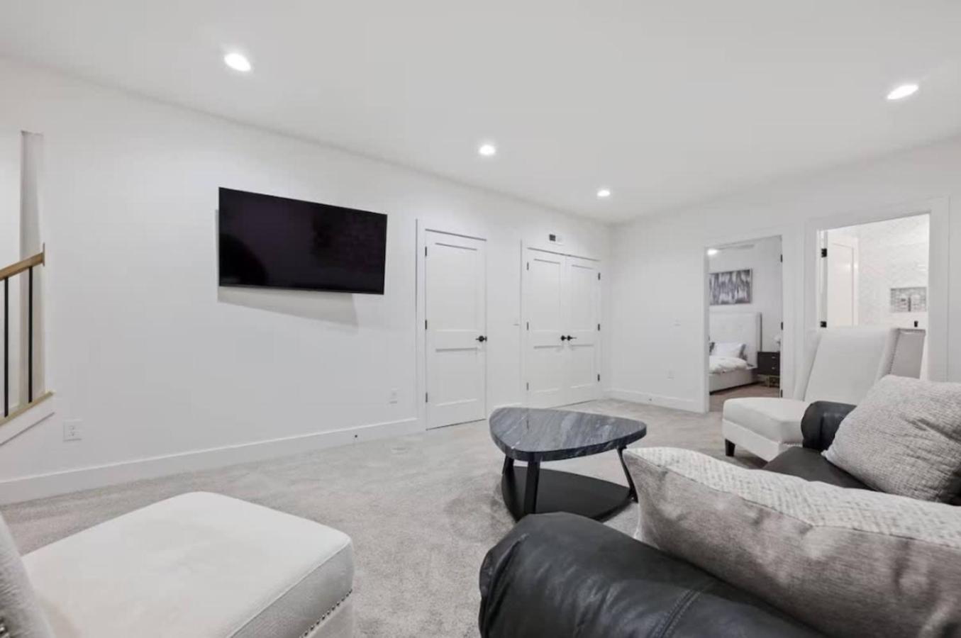 Jungle House Luxury Homes - Columbus Downtown Short North - Near Convention Center & Nationwide Arena - Sleeps up to 15 - Free Parking - Over 5,800 Five St