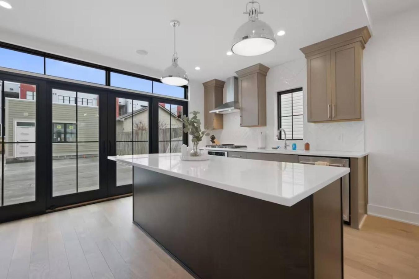 Jungle House Luxury Homes - Columbus Downtown Short North - Near Convention Center & Nationwide Arena - Sleeps up to 15 - Free Parking - Over 5,800 Five St