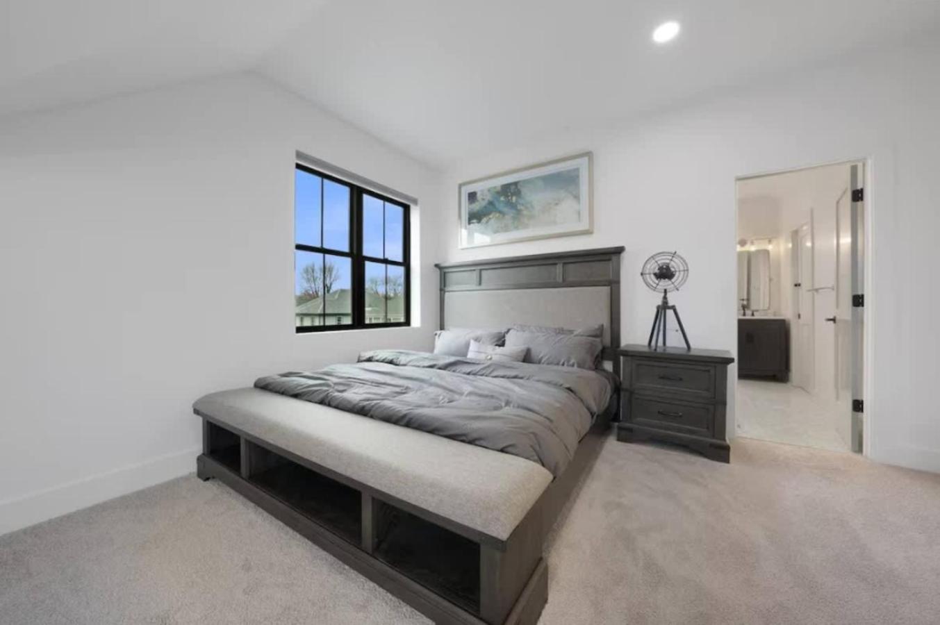 Jungle House Luxury Homes - Columbus Downtown Short North - Near Convention Center & Nationwide Arena - Sleeps up to 15 - Free Parking - Over 5,800 Five St
