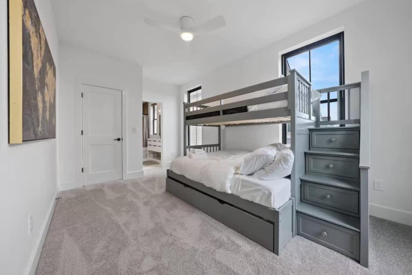 Jungle House Luxury Homes - Columbus Downtown Short North - Near Convention Center & Nationwide Arena - Sleeps up to 15 - Free Parking - Over 5,800 Five St