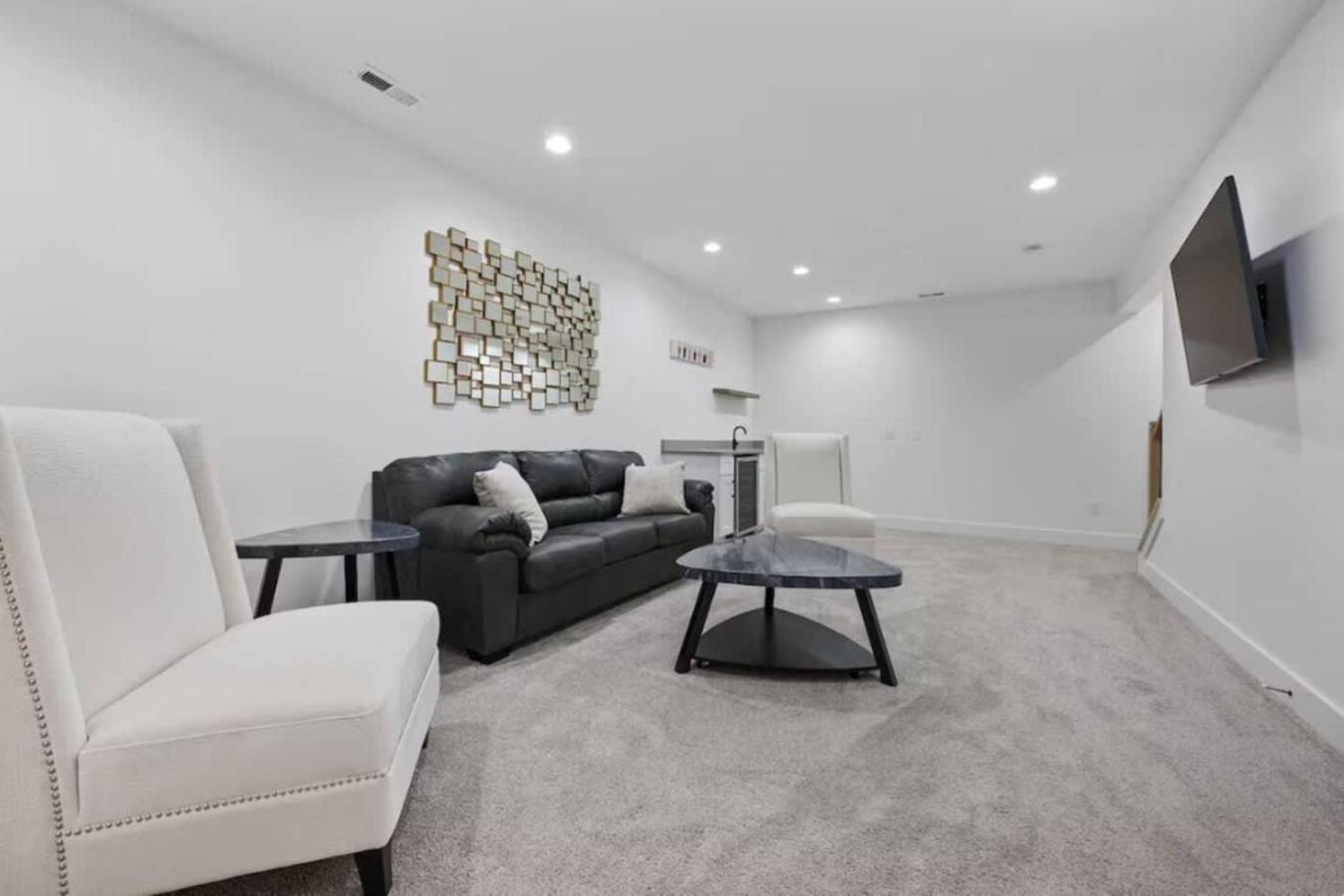 Jungle House Luxury Homes - Columbus Downtown Short North - Near Convention Center & Nationwide Arena - Sleeps up to 15 - Free Parking - Over 5,800 Five St