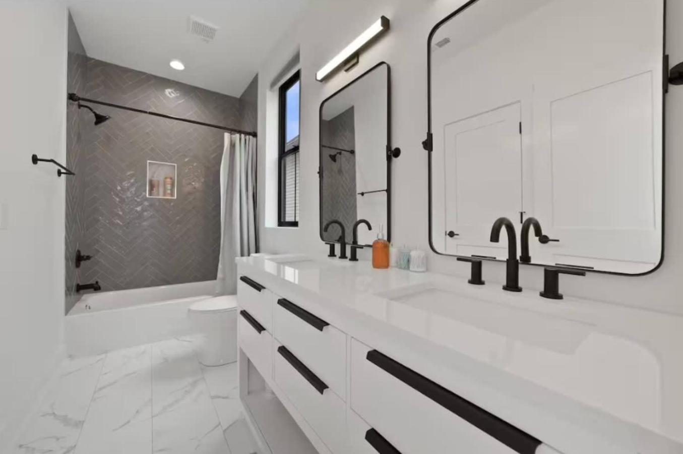 Jungle House Luxury Homes - Columbus Downtown Short North - Near Convention Center & Nationwide Arena - Sleeps up to 15 - Free Parking - Over 5,800 Five St