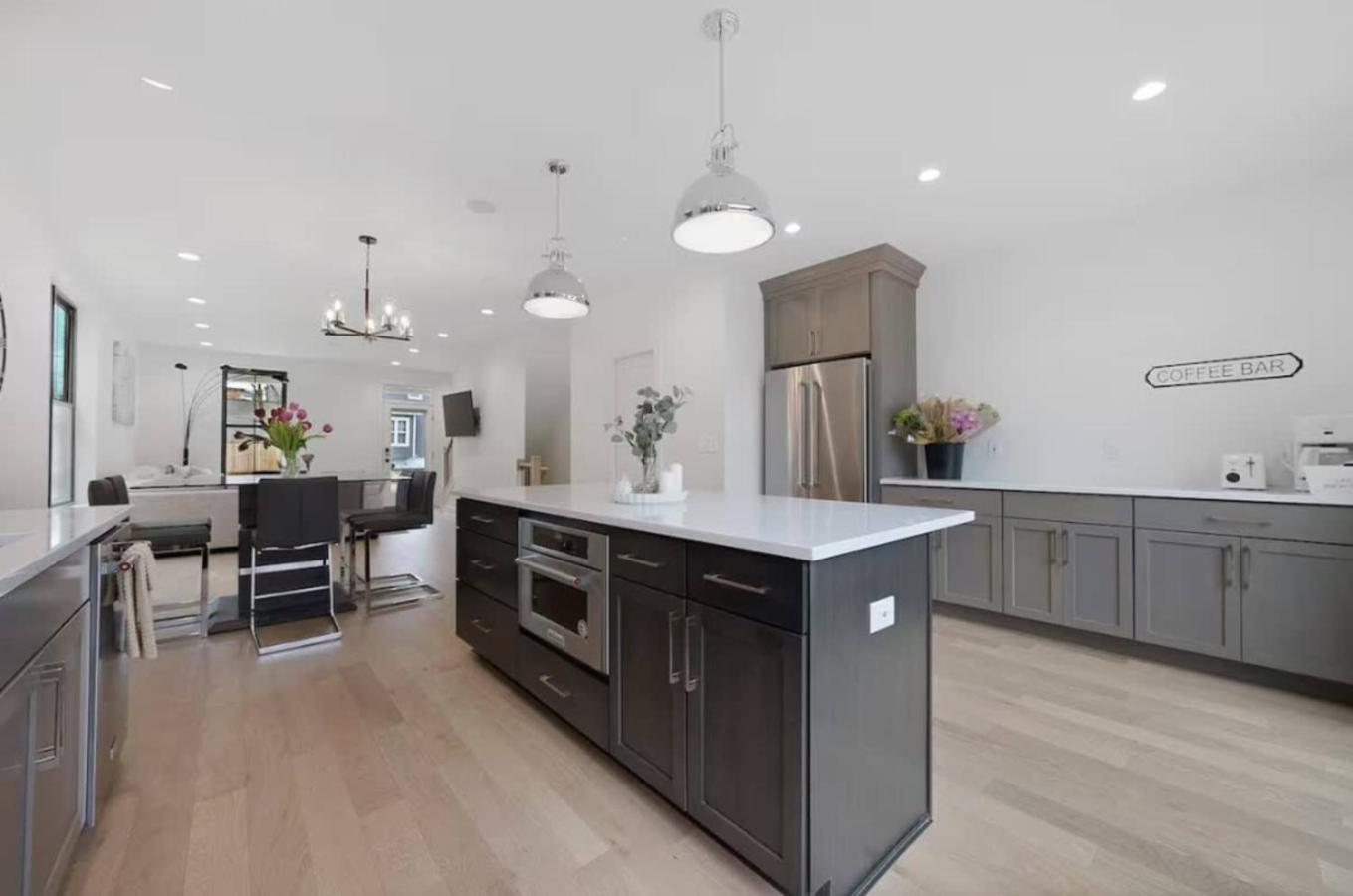 Jungle House Luxury Homes - Columbus Downtown Short North - Near Convention Center & Nationwide Arena - Sleeps up to 15 - Free Parking - Over 5,800 Five St