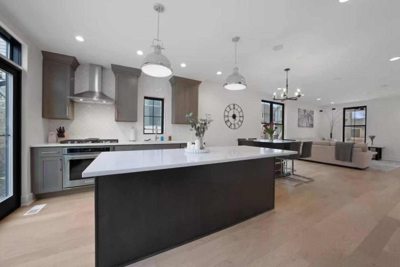 Jungle House Luxury Homes - Columbus Downtown Short North - Near Convention Center & Nationwide Arena - Sleeps up to 15 - Free Parking - Over 5,800 Five St