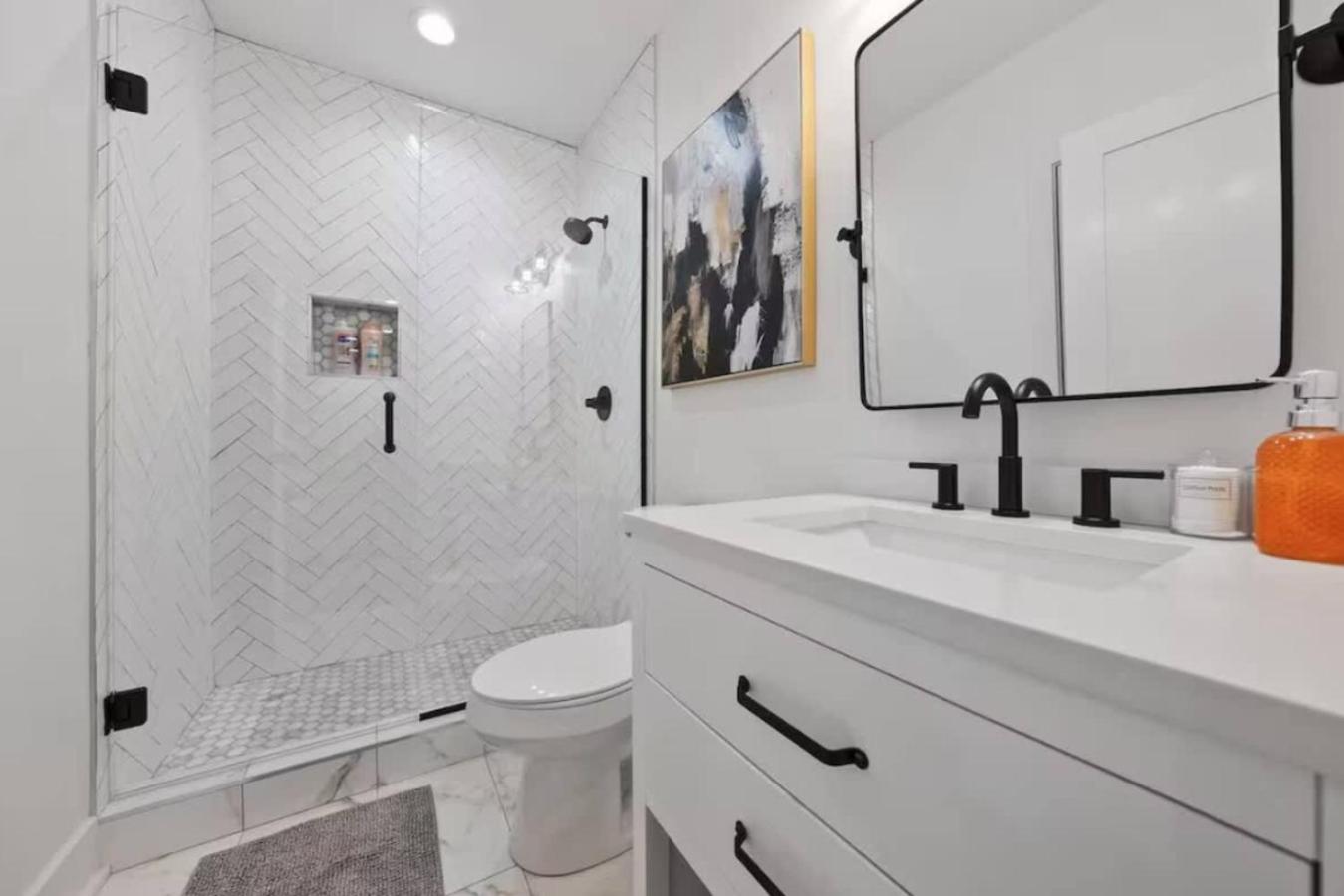 Jungle House Luxury Homes - Columbus Downtown Short North - Near Convention Center & Nationwide Arena - Sleeps up to 15 - Free Parking - Over 5,800 Five St