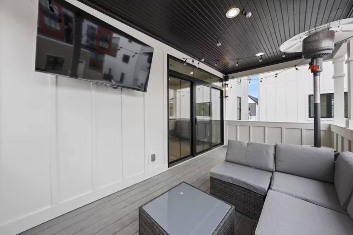 Jungle House Luxury Homes - Columbus Downtown Short North - Near Convention Center & Nationwide Arena - Sleeps up to 15 - Free Parking - Over 5,800 Five St
