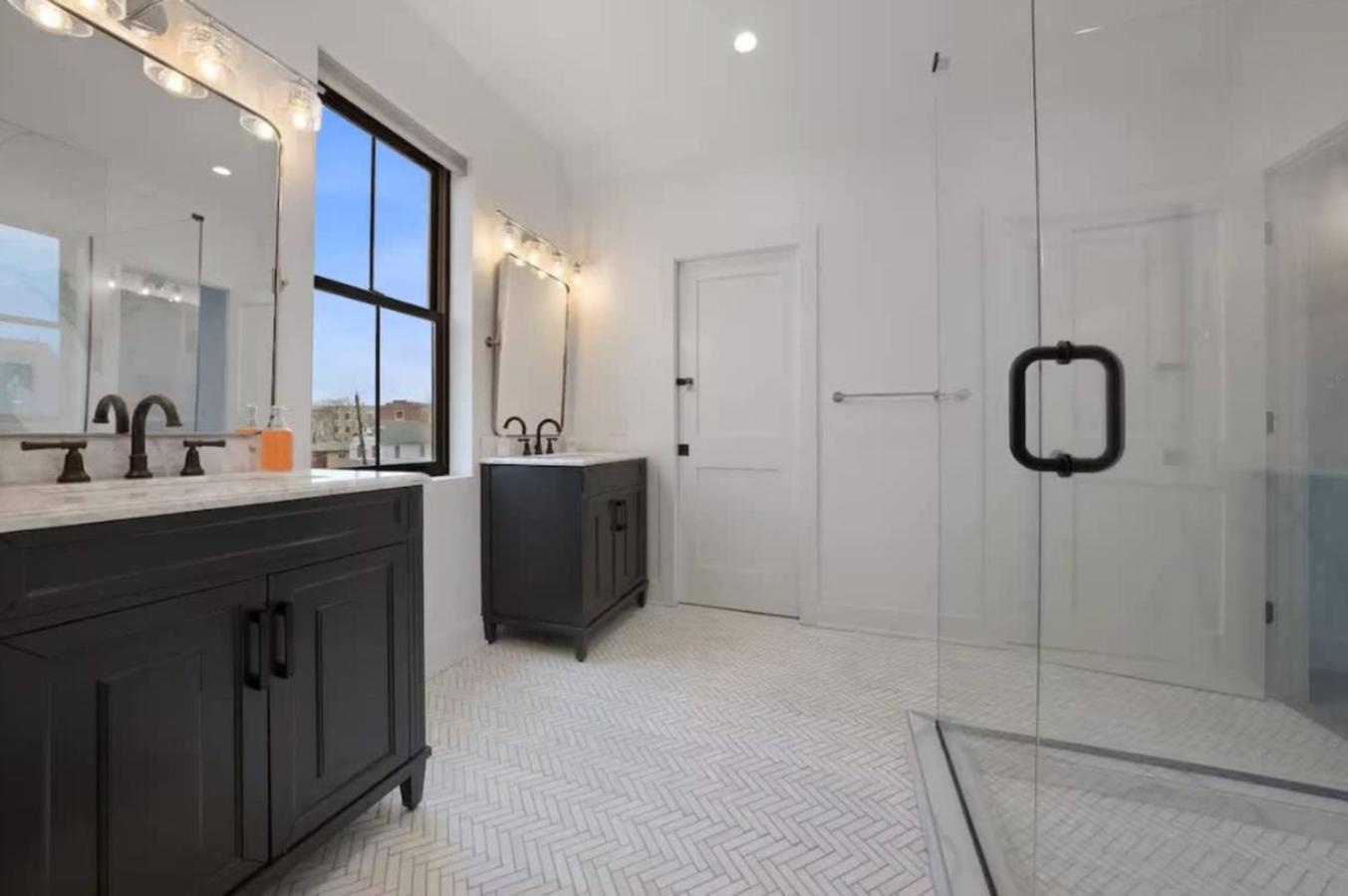 Jungle House Luxury Homes - Columbus Downtown Short North - Near Convention Center & Nationwide Arena - Sleeps up to 15 - Free Parking - Over 5,800 Five St