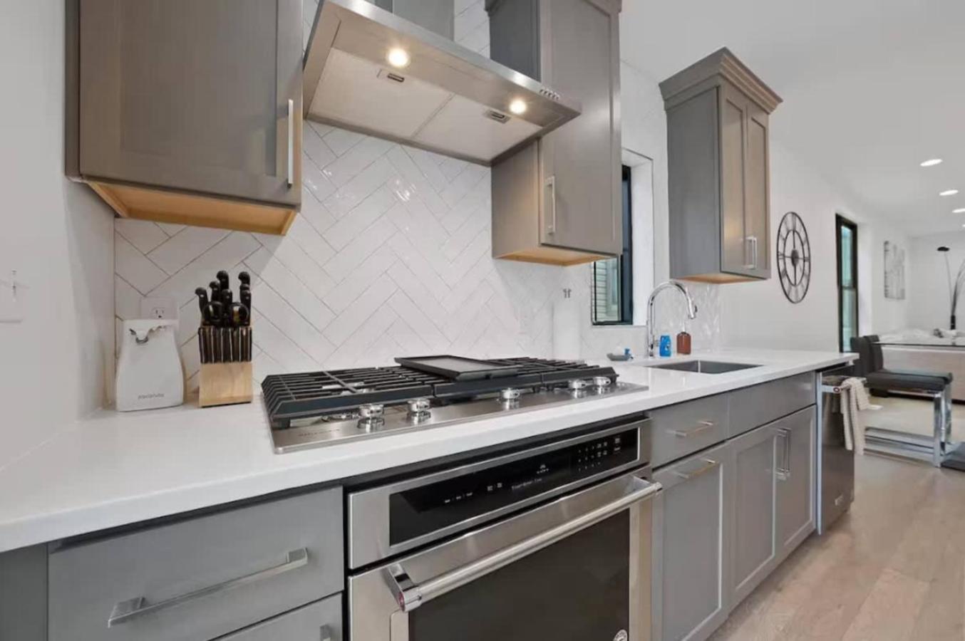 Jungle House Luxury Homes - Columbus Downtown Short North - Near Convention Center & Nationwide Arena - Sleeps up to 15 - Free Parking - Over 5,800 Five St